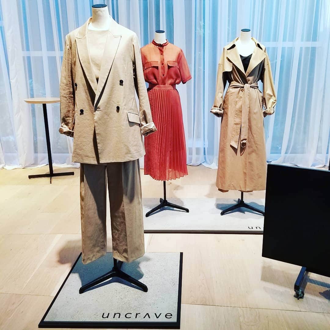 Ginaさんのインスタグラム写真 - (GinaInstagram)「セットアップを軸に展開する新ブランド「uncrave #アンクレイブ」かなり気になってます！ディレクターはエディター東原妙子さん @taekohigashihara 🌹ㅤㅤㅤㅤㅤㅤㅤㅤㅤㅤㅤㅤㅤ "これさえあればいい" と思える服ーーのコンセプト通り、あらゆるシーンで着られて、スタイリングに迷わないアイテムがとっても心強い🤔ㅤㅤㅤㅤㅤㅤㅤㅤㅤㅤㅤㅤㅤ 特に品の良いジャケット類は働くGina世代に欠かせない一枚ですよね！私もカチッとし過ぎない、ラフに羽織れる黒ジャケット、ずっと探してたんですがやっと見つけたかも・・🧡🧡 あぁ、2月21日のデビューが待ち遠しい！  #Gina #Ginamagazine #Gina展示会レポ #uncrave」1月14日 20時13分 - gina_mag
