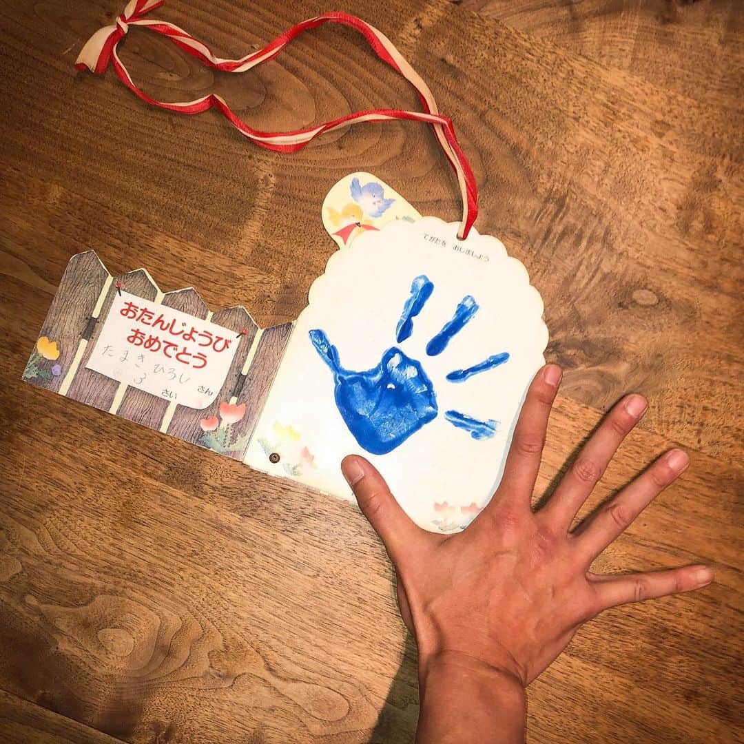 玉木宏さんのインスタグラム写真 - (玉木宏Instagram)「#３歳の手にしちゃ大きいな　#ばあちゃんの髪型　#電話がそんなにも楽しいみたいだね #ありがとう」1月14日 20時13分 - hiroshitamaki_official