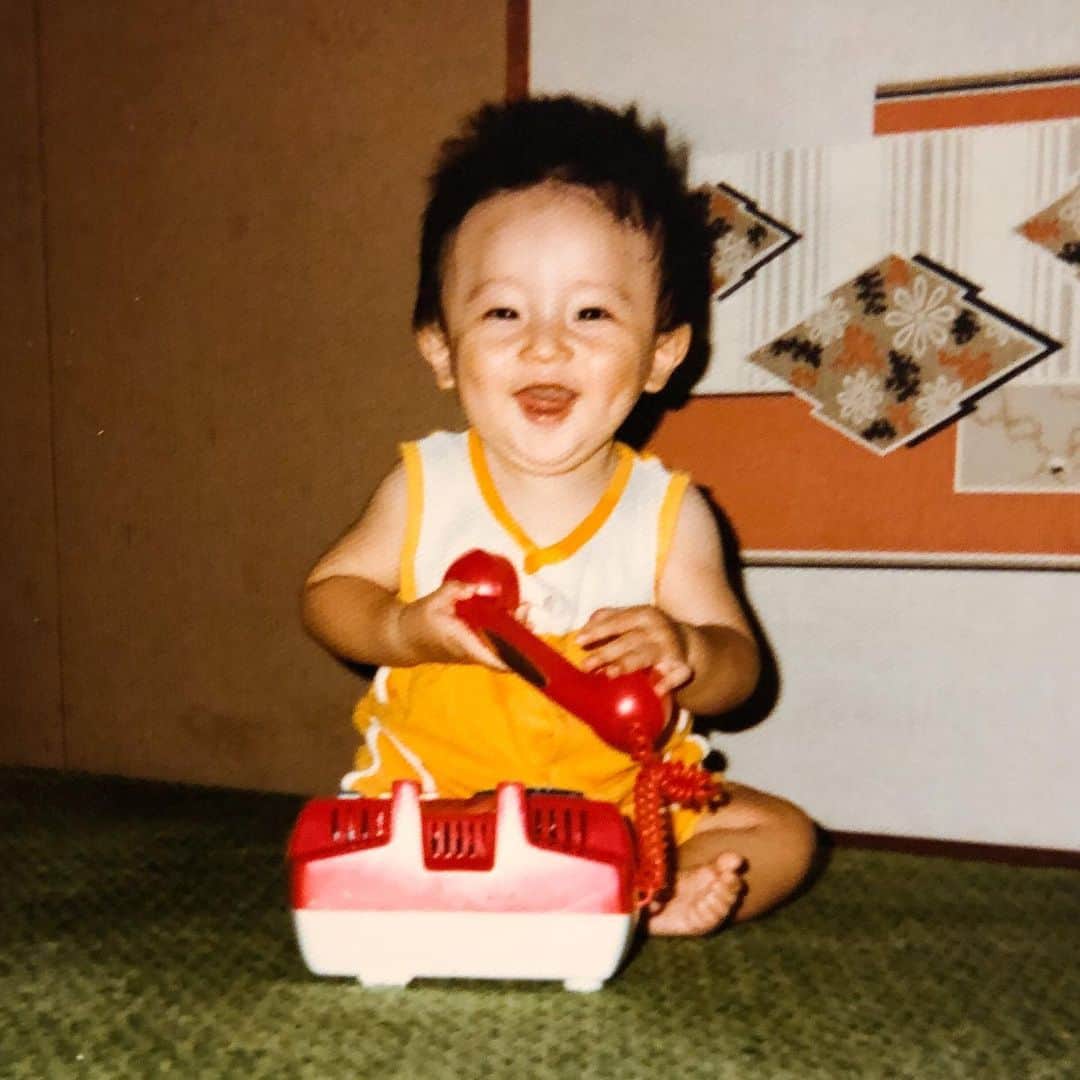 玉木宏さんのインスタグラム写真 - (玉木宏Instagram)「#３歳の手にしちゃ大きいな　#ばあちゃんの髪型　#電話がそんなにも楽しいみたいだね #ありがとう」1月14日 20時13分 - hiroshitamaki_official