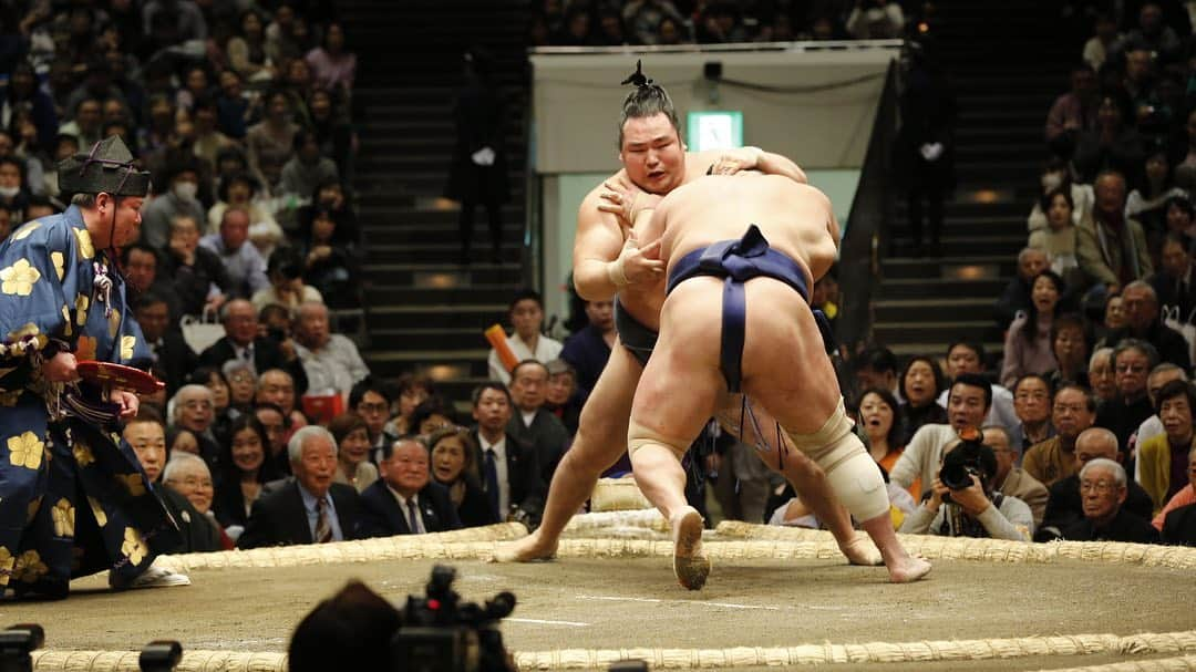 日本相撲協会さんのインスタグラム写真 - (日本相撲協会Instagram)「三日目　この一番‼️﻿ 敢闘精神あふれる力士投票１位🥇は妙義龍﻿ ﻿ 妙義龍－白鵬﻿ ﻿ @sumokyokai #大相撲 #sumo #相撲  #初場所 #力士 #お相撲さん #国技館 #一月場所 #遠藤 #白鵬 #鶴竜 #貴景勝 #豪栄道 #朝乃山 #隠岐の海 #大栄翔 #炎鵬 #明生 #北勝富士 #妙義龍」1月14日 20時14分 - sumokyokai