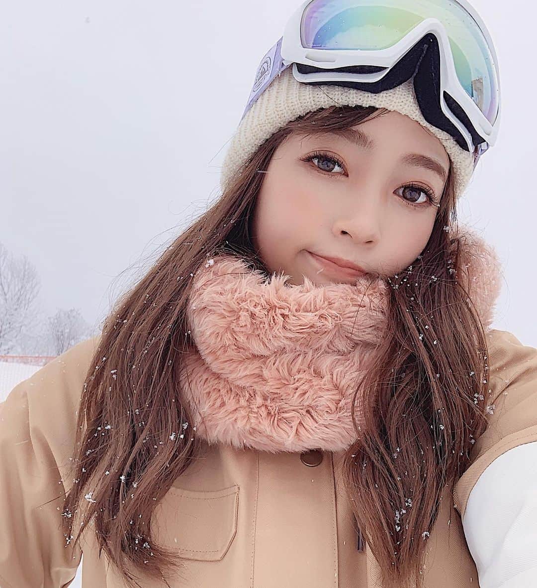 唯可（yuika）さんのインスタグラム写真 - (唯可（yuika）Instagram)「やっと行けたスノボ🏂 今年の雪の少なさにびつくり 新潟まで行ったけど下の方は雪がほぼなく、全く滑れる状態じゃなくて、上の方のみ😂しかも雪が溶けて固まっての繰り返しだからかスケートリンクなみの固さ。 最初におもっきり転んでから心回復するまで時間かかった。笑笑 もっと上手くなりたい。 本日は全身筋肉痛です。 心も全心 筋肉痛。は？ みんな誘ってください。 よろしくお願い致します。 #スノボ #スノボ女子」1月14日 20時24分 - yu.i.k.a
