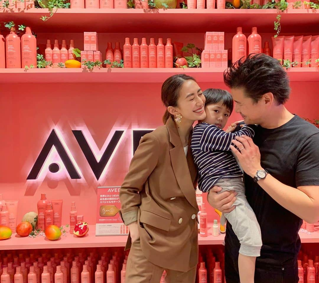 神山まりあさんのインスタグラム写真 - (神山まりあInstagram)「AVEDA @avedajapan 「ニュートリプレニッシュ」の新発売とサロン＆スパ南青山店リニューアルオープンのお披露目をかねたポップアップイベントにお邪魔しました✨ピンクの世界が可愛かった！！ そういえばAVEDAのブラシにお世話になり続けて、何年目だろう😂😂😂❤️艶髪めざして、これからも使い続けます❤️ #aveda #ニュートリプレニッシュ #うるおい美髪 #暑がり夫は半袖 #うそやん #ディーンは苺を貰い続ける #どこいっても賑やか家族 #お世話になりました😂😂😂」1月14日 20時24分 - mariakamiyama