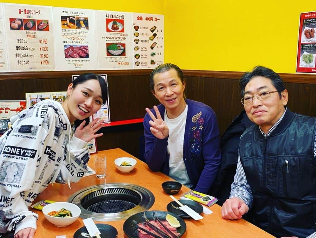 アキ（荒木良明）さんのインスタグラム写真 - (アキ（荒木良明）Instagram)「皆さま、こんばんは。 今日は1月14日 いぃよぉ〜🤗 皆さまどんな日だったでしょうか？  僕は今日、数十年ぶりに鶴橋の焼肉店　#鶴一 さんにMBSの #ミント ＃アメイジング劇場のロケで行かせてもらってましたよー。再現のお芝居のみならず、たくさん美味しいお肉ご馳走様でした😊写真は鶴一の代表です。今日の収録は1月24日放送予定📺✨✨僕と松浦景子ちゃんは鶴一創業者ご夫婦の役。  いつもアメイジングなドラマの裏側には、人と人の温かい繋がりとか人知れずの努力や工夫。折角だから、面白楽しく一生懸命がいぃよぉ〜🤗 今日の鶴一さんのアメイジングなドラマもO.A.をお楽しみに🎶  #吉本新喜劇アキ」1月14日 20時27分 - mizutamareppuaki