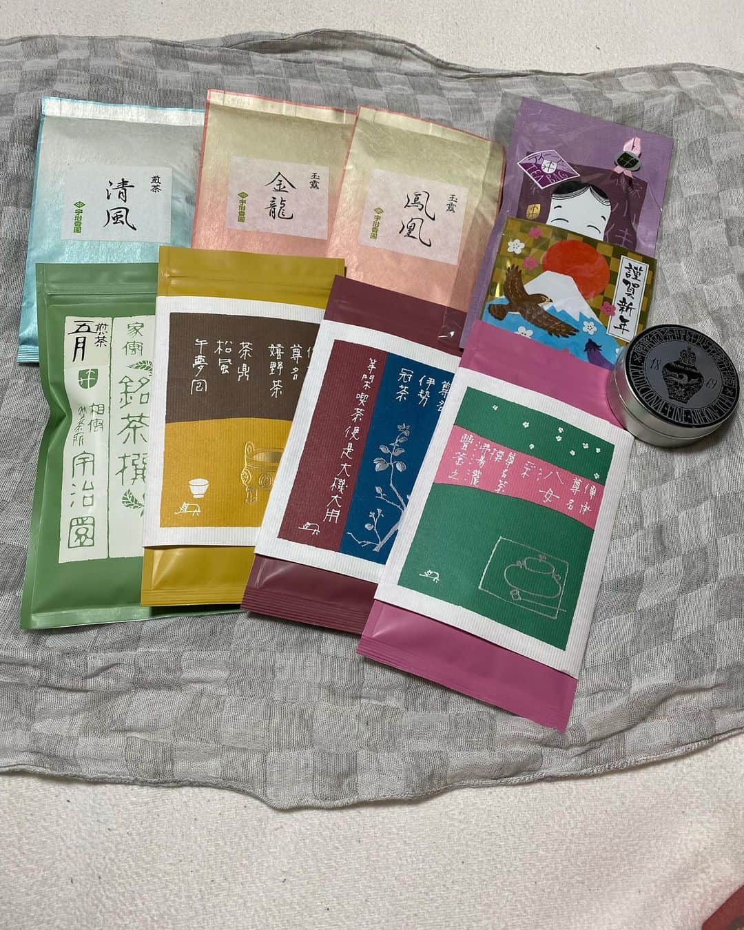 田鶴翔吾さんのインスタグラム写真 - (田鶴翔吾Instagram)「大阪の休演日は優作とお茶屋さん巡り。 宇治香園さんと宇治園さんに行きました！  沢山お茶買っちゃったよ🍵  名前が強そうだから買った 「鳳凰」と「金龍」  近いうちにまたここで感想あげます！  ランチしてその後、神戸のおばあちゃんに会いに行ってきました😉 お花喜んでくれたよ♪  #宇治園本店  #宇治香園大阪心斎橋店  #日本茶専門店  #日本茶 #japanesetea #田鶴翔吾 #茶鶴」1月14日 20時28分 - shogo_taduru