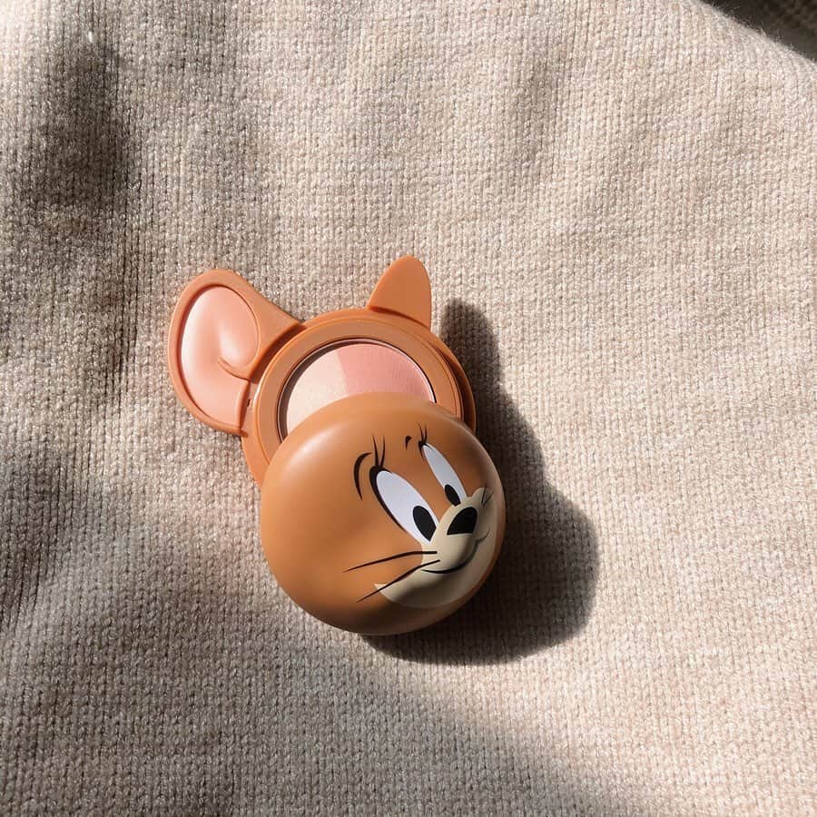 木村ミサのインスタグラム：「絶対買うと決めてたやつ🐭🧀﻿ ﻿ ETUDE HOUSE×TOM and JERRY﻿ ﻿ チークのOR201﻿ ﻿ トムジェリ好きとしては﻿ 絶対欲しすぎて、、、🥺﻿ 今年は子年なのでジェリーに🐭﻿ 見てるだけでかわいいくてうっとりするけど﻿ チークとしても機能性抜群で﻿ 色味も普段使いしやすいのでよき◎﻿ ﻿ 今年は世の中にトムジェリグッズが溢れるのかと思うと、うれしくてたまらない🐭🐱﻿ ﻿ ﻿ ﻿ ﻿ ＿＿＿＿＿＿＿＿＿＿＿＿＿＿＿＿＿＿＿ #etudehouse #cheek #tomandjerry #make #cosme #エチュードハウス #チーク #トムとジェリー #ハッピーフレンズ #トムジェリ #コスメ #コスメ購入品  #뷰티스타그램  #메이크  #코스메틱」