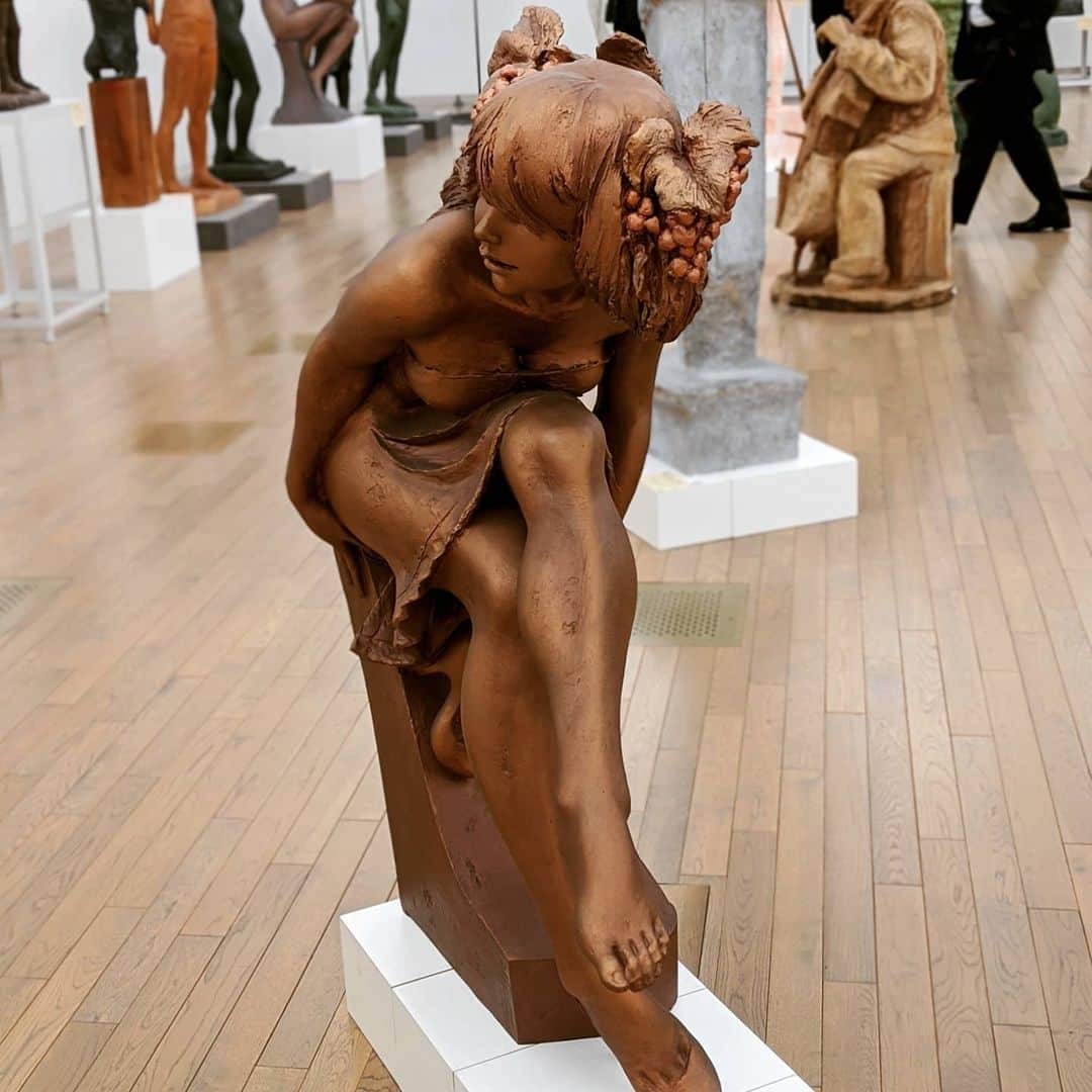 此ノ木よしるさんのインスタグラム写真 - (此ノ木よしるInstagram)「こんなかわいい系まであったりと、展示の幅が広い日展の彫刻はとにかく良いのです…!! #日展 #彫刻 #新国立美術館  #美術館巡り #アート」1月14日 20時32分 - y_konogi