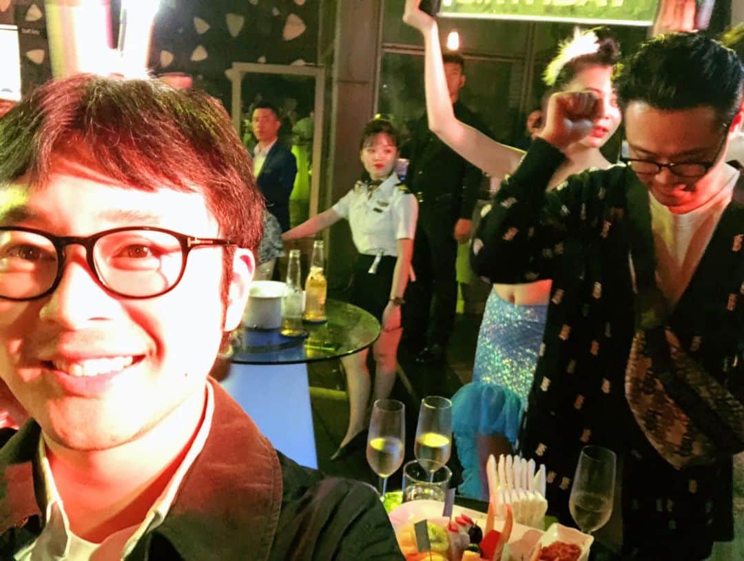 イ・キョンのインスタグラム：「With wanner brother.. They end up giving tips.. 🤣🤣 Only with two bros HBD party and HNY 🤦🏻‍♂️🤦🏻‍♂️ #이켠」