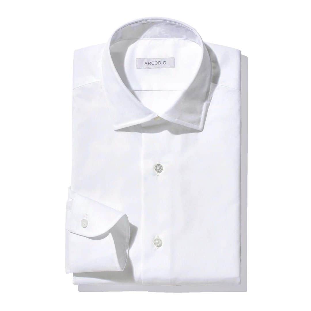干場義雅さんのインスタグラム写真 - (干場義雅Instagram)「【5枚買いした究極の出張シャツ‼️】今回のイタリア出張に持ってきたのは、この「arcodio（アルコディオ）」の白シャツ。これがめちゃくちゃ良いんです。襟型は、小ぶりのショートポイントのセミワイド。僕が毎日のように締めている7cm幅の黒いウールのネクタイにもピッタリで、シャープでモダンなVゾーンに見せてくれるのです。ボディはやや細身のシルエット。生地は、綿96%、ポリウレタン4%で、ストレッチが効いていて着心地も快適です。さらに、シワにもなりにくいから、アイロンがけの手間も省けるってわけ。いやぁ出張に持って来て、本当に良かったです。このクオリティで5500円は安すぎ５段（笑） ということで５枚まとめて買ったんですが、あまりに使えるので、もう5枚買おうかなぁ。出張にも使いやすい究極の白シャツをお探しの方、ぜひ試してみては。マジで使えますよ！➡︎ https://arcodio.com/products/a-gin-05001-10  @arcodio_official  #arcodio #アルコディオ #シャツ #ジャージーシャツ #ジャージー #白シャツ #白シャツコーデ  #出張用シャツ #白シャツ男子  #仕事用シャツ  @yoshimasa_hoshiba  #yoshimasahoshiba  #干場義雅  @forzastylecom  #FORZASTYLE」1月14日 20時38分 - yoshimasa_hoshiba