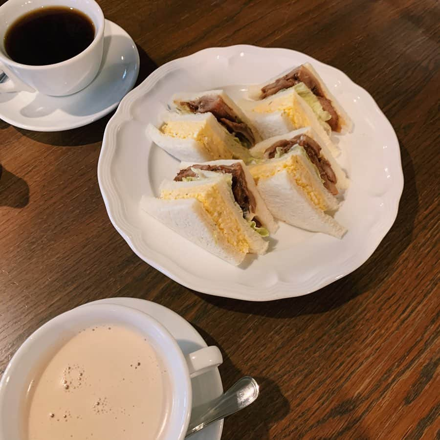 Hiromi Ｍaedaさんのインスタグラム写真 - (Hiromi ＭaedaInstagram)「連休中のコーデ ・ 寒かったからジャケットの上にコート羽織って防寒◟̊◞̊❄︎ ・ ・ ここのサンドイッチ美味しくて大好き♡ ・ outer @enfold_official jacket @tomorrowland_jp knit @uniqlo denim @hm  bag @vasic_japan shoes @sergiorossi」1月14日 20時38分 - hiron953