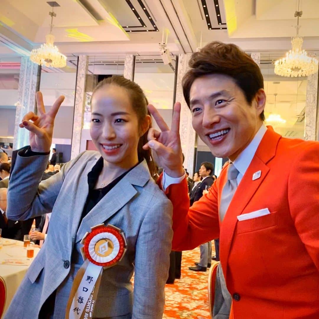 野口啓代のインスタグラム：「テレビ朝日 ビッグスポーツ大賞 五輪奨励賞を受賞致しました🎖* * 東京オリンピック公式応援団長の松岡修造さんと2020ポーズ✌🏻👩🏻✌🏻🧑🏻‍🦱* * * @au_official #大和証券 @thenorthfacejp @orientalbaio #三井不動産 @cowsoapcp #zeta  @c3fit @lasportivajp @petzl_official  @newhale_japan」
