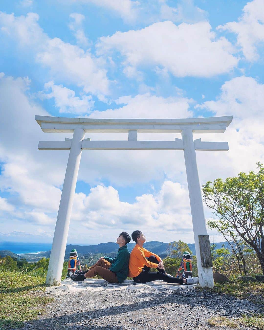 樂さんのインスタグラム写真 - (樂Instagram)「屏東牡丹。高士神社⛩️ 你沒有看錯，這是在台灣😍 這個白色鳥居配上後面的海跟山真的好美！ 瞬間以為到了日本🇯🇵 這裡白天可以拍到大山大海，晚上可以拍銀河🌌 完全就是恆春的秘境💦🔥 Tag朋友一起來拍照吧📷 - . . . . .  #ygtphotograph#iseetaiwan#vscotaiwan#bpintaiwan #amazingtaiwan#igerstaiwan#exploretaiwan#popdaily #tv_pointofview#ig_photooftheday#ig_color#way2ill #taiwangram#instagrammer#bnw_legit#artofvisuals #illgramers#moodygram#恆春#高雄#高雄景點#墾丁#台灣#秘境」1月14日 20時51分 - ygt1016