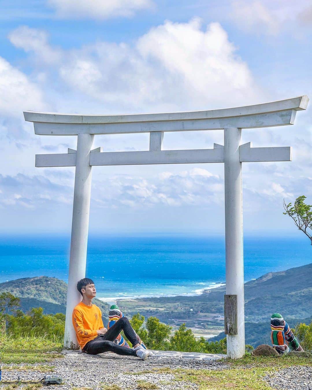 樂さんのインスタグラム写真 - (樂Instagram)「屏東牡丹。高士神社⛩️ 你沒有看錯，這是在台灣😍 這個白色鳥居配上後面的海跟山真的好美！ 瞬間以為到了日本🇯🇵 這裡白天可以拍到大山大海，晚上可以拍銀河🌌 完全就是恆春的秘境💦🔥 Tag朋友一起來拍照吧📷 - . . . . .  #ygtphotograph#iseetaiwan#vscotaiwan#bpintaiwan #amazingtaiwan#igerstaiwan#exploretaiwan#popdaily #tv_pointofview#ig_photooftheday#ig_color#way2ill #taiwangram#instagrammer#bnw_legit#artofvisuals #illgramers#moodygram#恆春#高雄#高雄景點#墾丁#台灣#秘境」1月14日 20時51分 - ygt1016