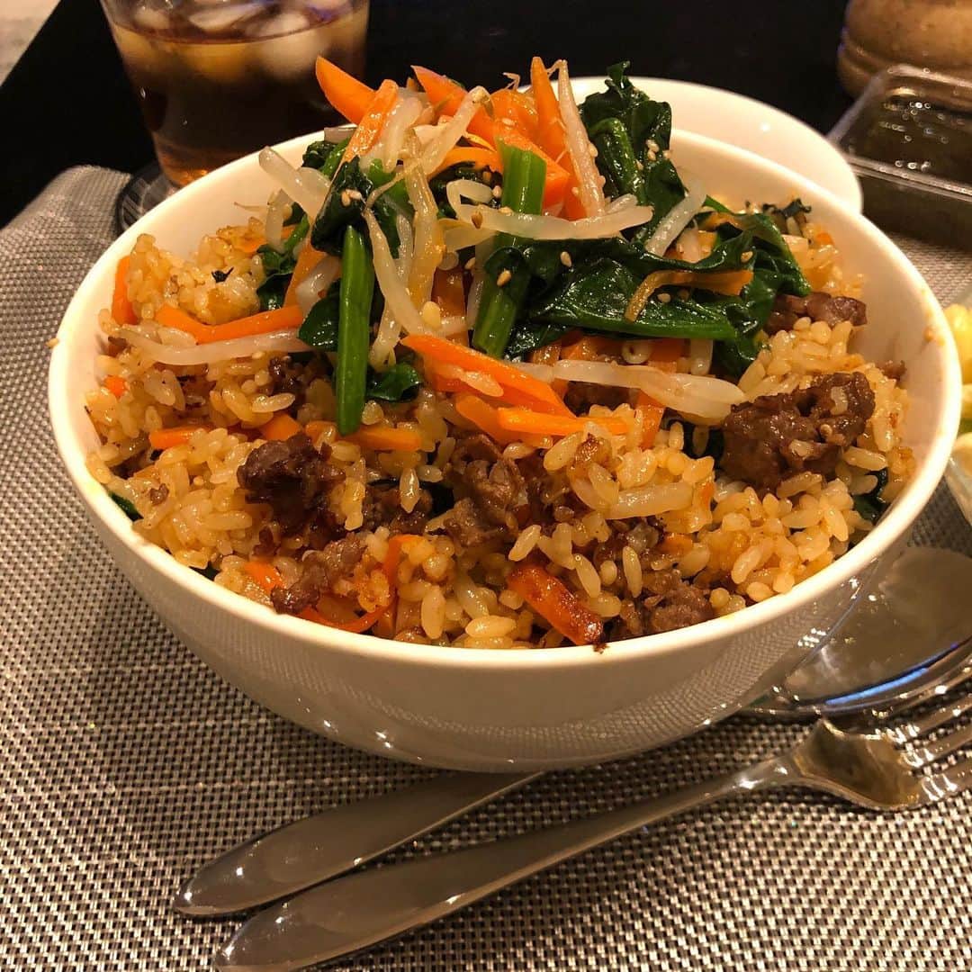 上原健太のインスタグラム：「晩飯ビビンバ。 米　2.5合 肉　300g にんじん一本、ほうれん草ともやし一袋。 さあ食うか。。 #食トレ」