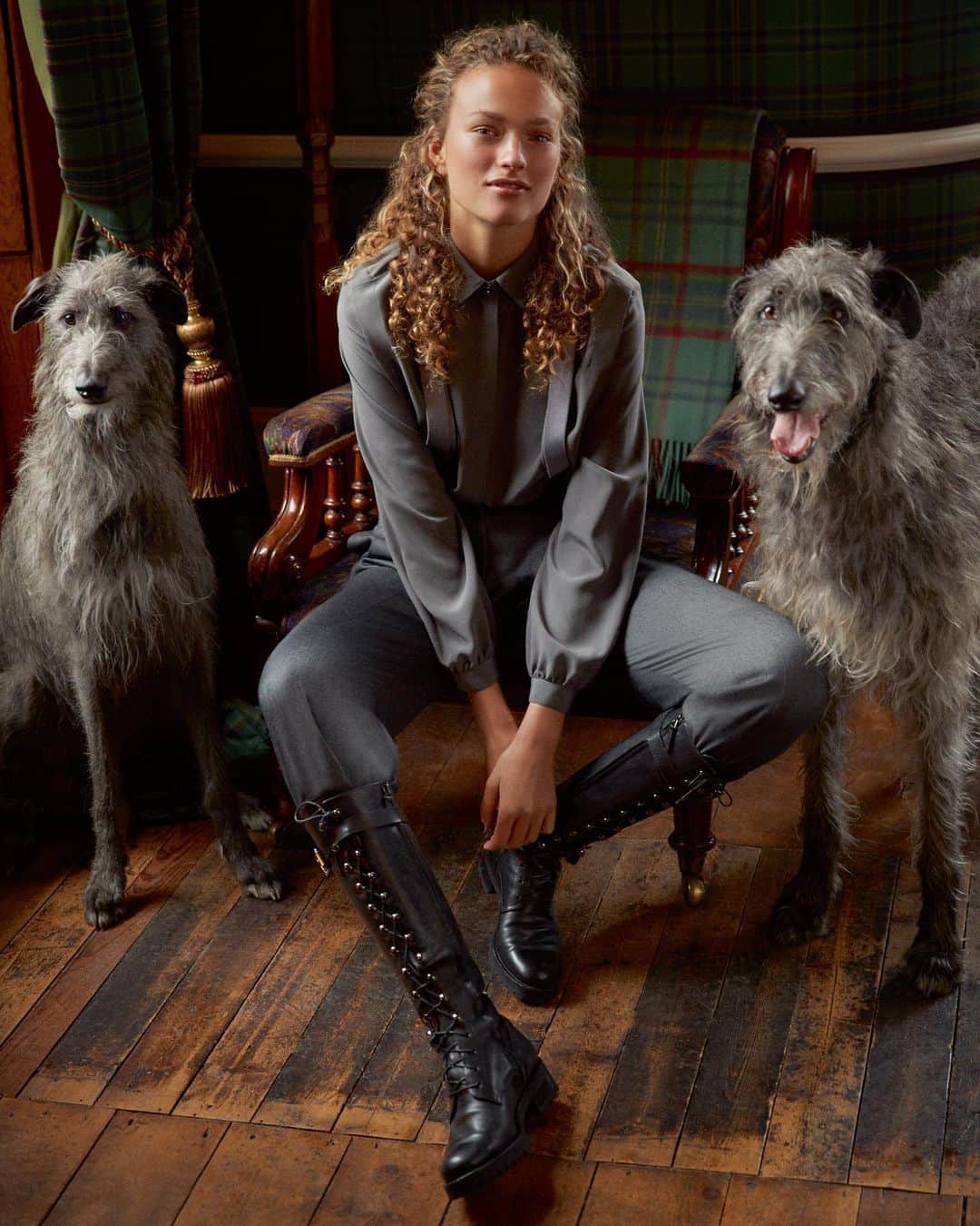 ルパートサンダーソンのインスタグラム：「Boot up | Our Duncan boots feature in @bazaaruk | Thank you again @mirandaalmond 💫 🐺| #HarpersBazaar #BikerBoots #KneeHighBoots #WinterCollection #DogsOfInstagram #TapToShop #RupertSanderson」