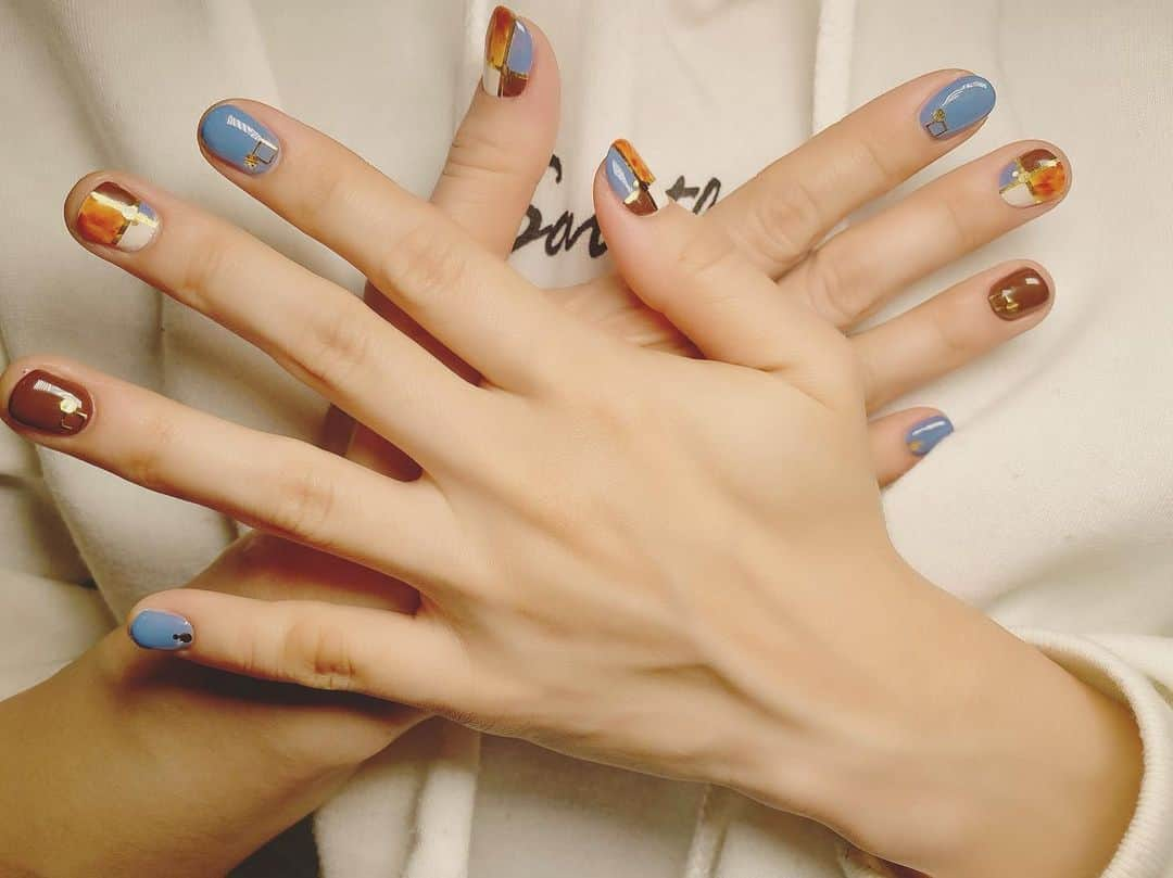 森恵さんのインスタグラム写真 - (森恵Instagram)「New nail！！ 2020年初ネイル。 くすみブルーとべっ甲のブロッキング。 可愛いが過ぎる。  #ギター用ネイル #ジェルネイル #くすみブルー #べっ甲ネイル  #nailsalontria #nail」1月14日 20時46分 - morimegumi_official