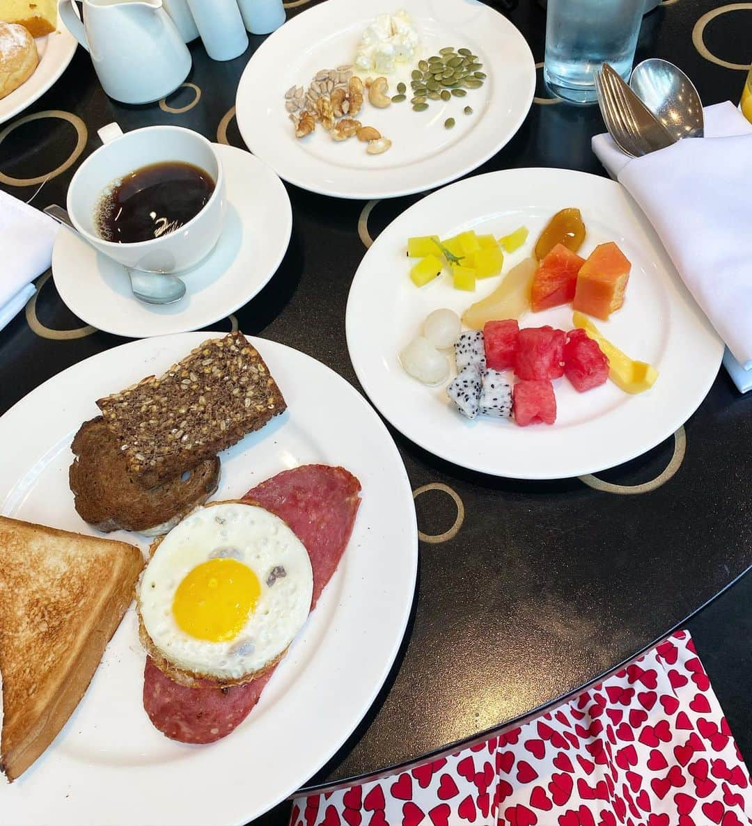 藤村椿さんのインスタグラム写真 - (藤村椿Instagram)「. . . . 幸せ溢れるホテルの朝食🥞☕️🍳🌼 .  黄色い四角のやつフルーツかと思ったら まさかの、たくあんだったよ…  #沢庵  #ややこし . . 🥰 #KualaLumpur #gm #breakfast  #healthy  #Malaysia #intercontinentalhotel  #マレーシア #マレーシアライフ  #ボディメイク #クアラルンプール #朝食　#ホテルビュッフェ」1月14日 20時46分 - tsubaki_fujimura