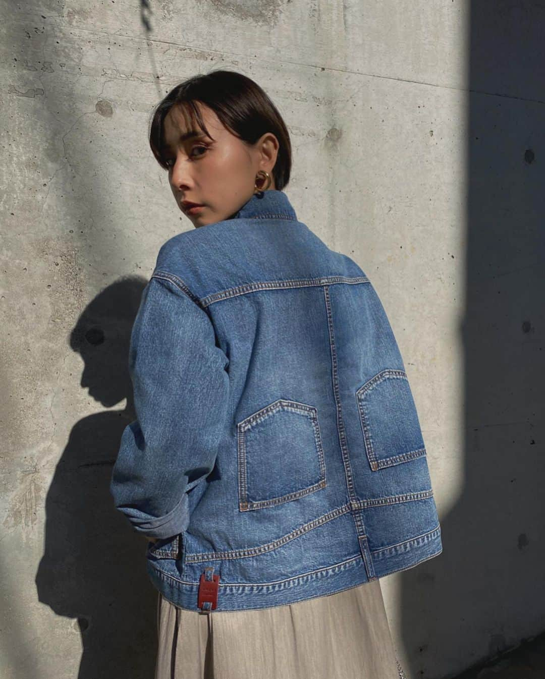 黒石奈央子さんのインスタグラム写真 - (黒石奈央子Instagram)「あめりふく。 . . .  UPSIDE DOWN DENIM SH ¥17500+tax 1/17 TUCK SHAPE DRESS ¥19400+tax 1/17 . . ドットボタンドレスのグレー。あと一色あるのでまた紹介するね！デニムジャケットはやっと17日発売だよ！  @ameri_shinjuku @amerivintage @ameri_daikanyama @ameri.shinsaibashi #ameri#amerivintage #fashion #vintagefashion #coordinate#ootd#outfit#osanposnap #705_outfit #大人ファッション #大人コーディネート #大人スタイル #modestyle #modefashion#modecasual」1月14日 20時46分 - blackstone705