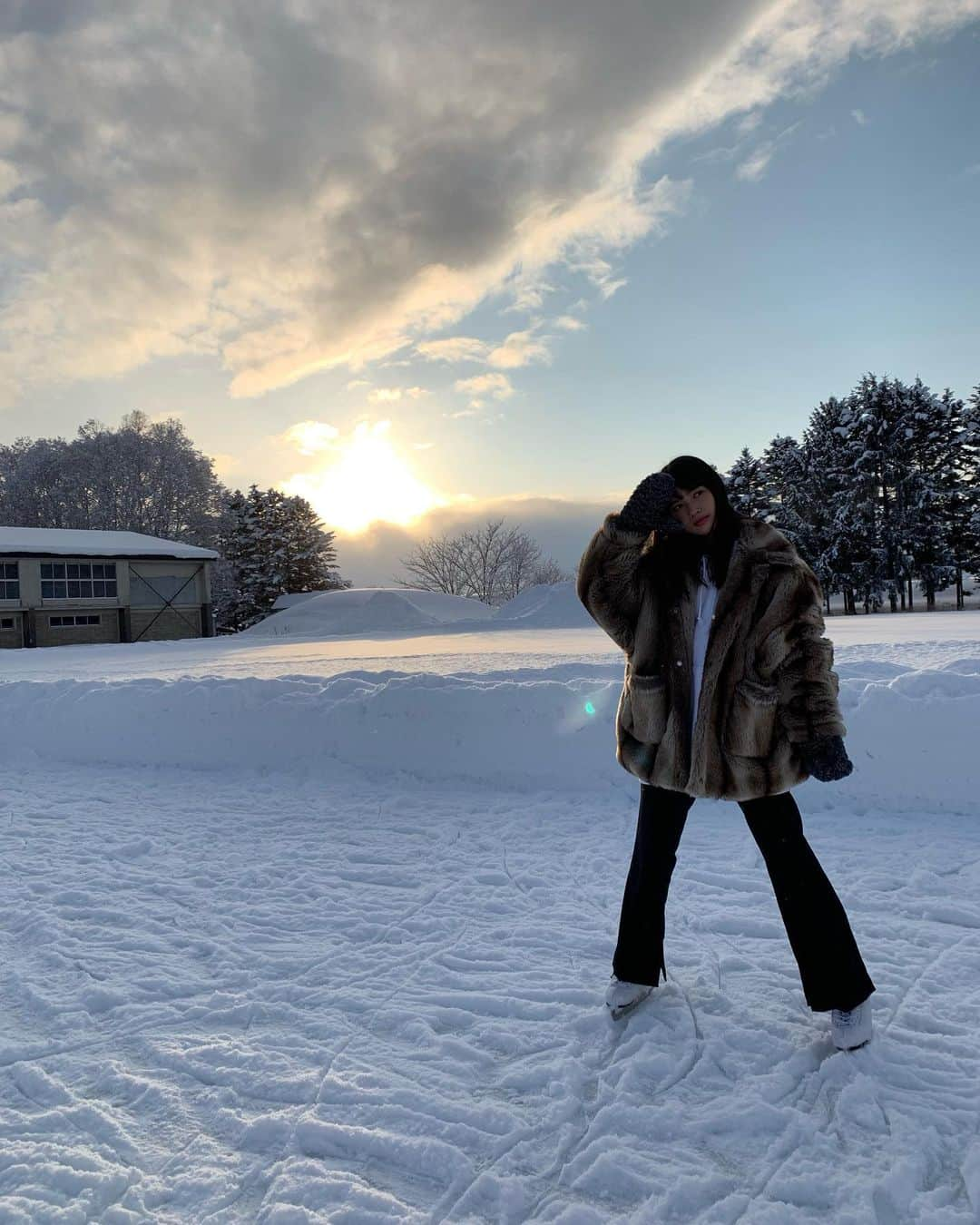 新井舞良さんのインスタグラム写真 - (新井舞良Instagram)「帰省してた時の⛄️ 今年は雪不足と聞いていたのですが名寄は安定に降ってて安心しました~  そして昨日一昨日、新成人の皆さんおめでとうございます！！㊗️ 一個上の先輩がみんな晴れ着を着ていて可愛かった〜自分たちも来年かと思うとはやい！ ひさびさの　#めどこーで　タグしてます👩‍🦰」1月14日 20時50分 - myra_arai