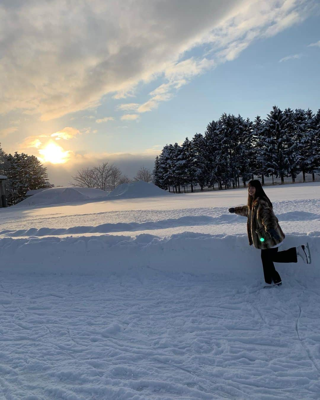 新井舞良さんのインスタグラム写真 - (新井舞良Instagram)「帰省してた時の⛄️ 今年は雪不足と聞いていたのですが名寄は安定に降ってて安心しました~  そして昨日一昨日、新成人の皆さんおめでとうございます！！㊗️ 一個上の先輩がみんな晴れ着を着ていて可愛かった〜自分たちも来年かと思うとはやい！ ひさびさの　#めどこーで　タグしてます👩‍🦰」1月14日 20時50分 - myra_arai