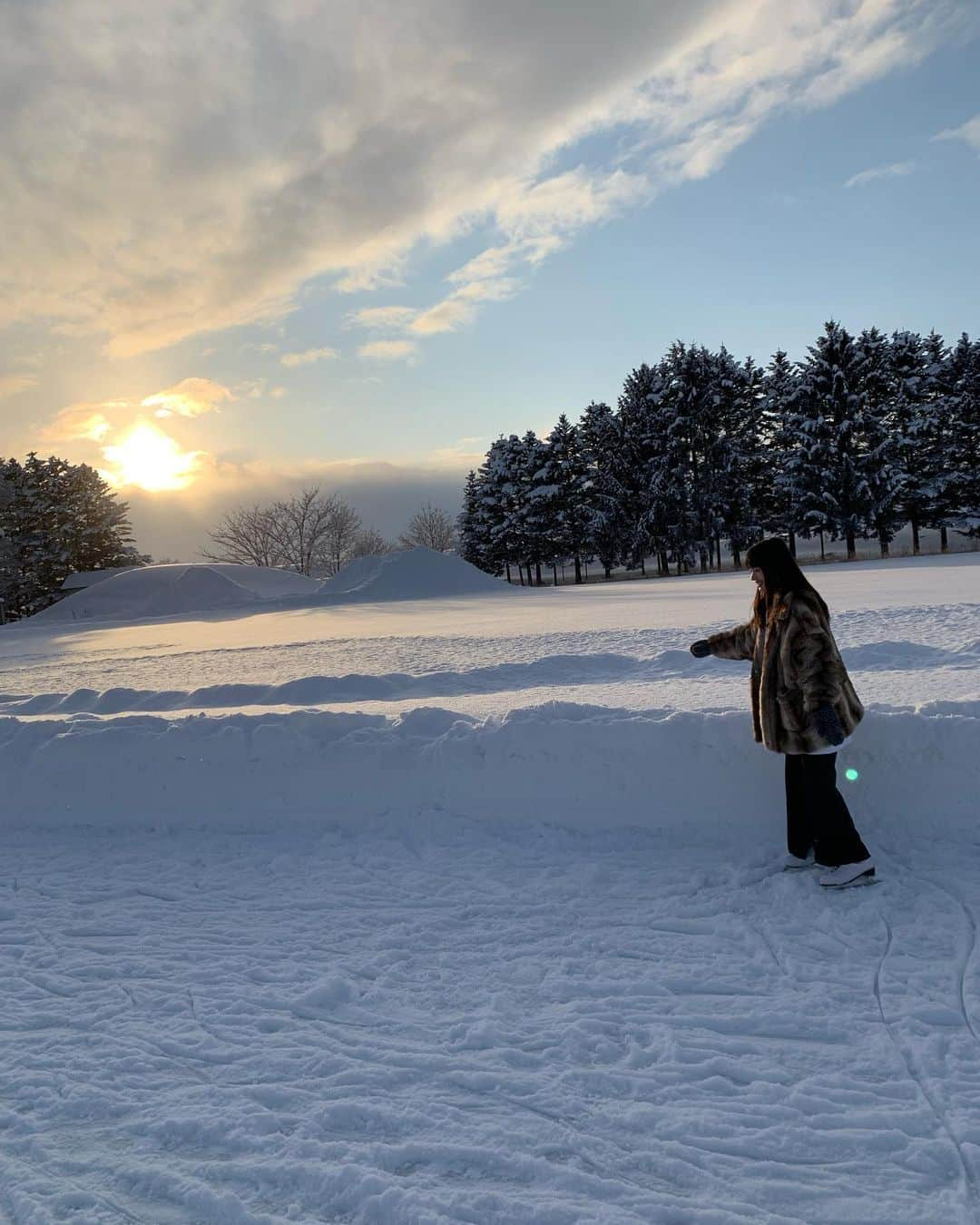 新井舞良さんのインスタグラム写真 - (新井舞良Instagram)「帰省してた時の⛄️ 今年は雪不足と聞いていたのですが名寄は安定に降ってて安心しました~  そして昨日一昨日、新成人の皆さんおめでとうございます！！㊗️ 一個上の先輩がみんな晴れ着を着ていて可愛かった〜自分たちも来年かと思うとはやい！ ひさびさの　#めどこーで　タグしてます👩‍🦰」1月14日 20時50分 - myra_arai