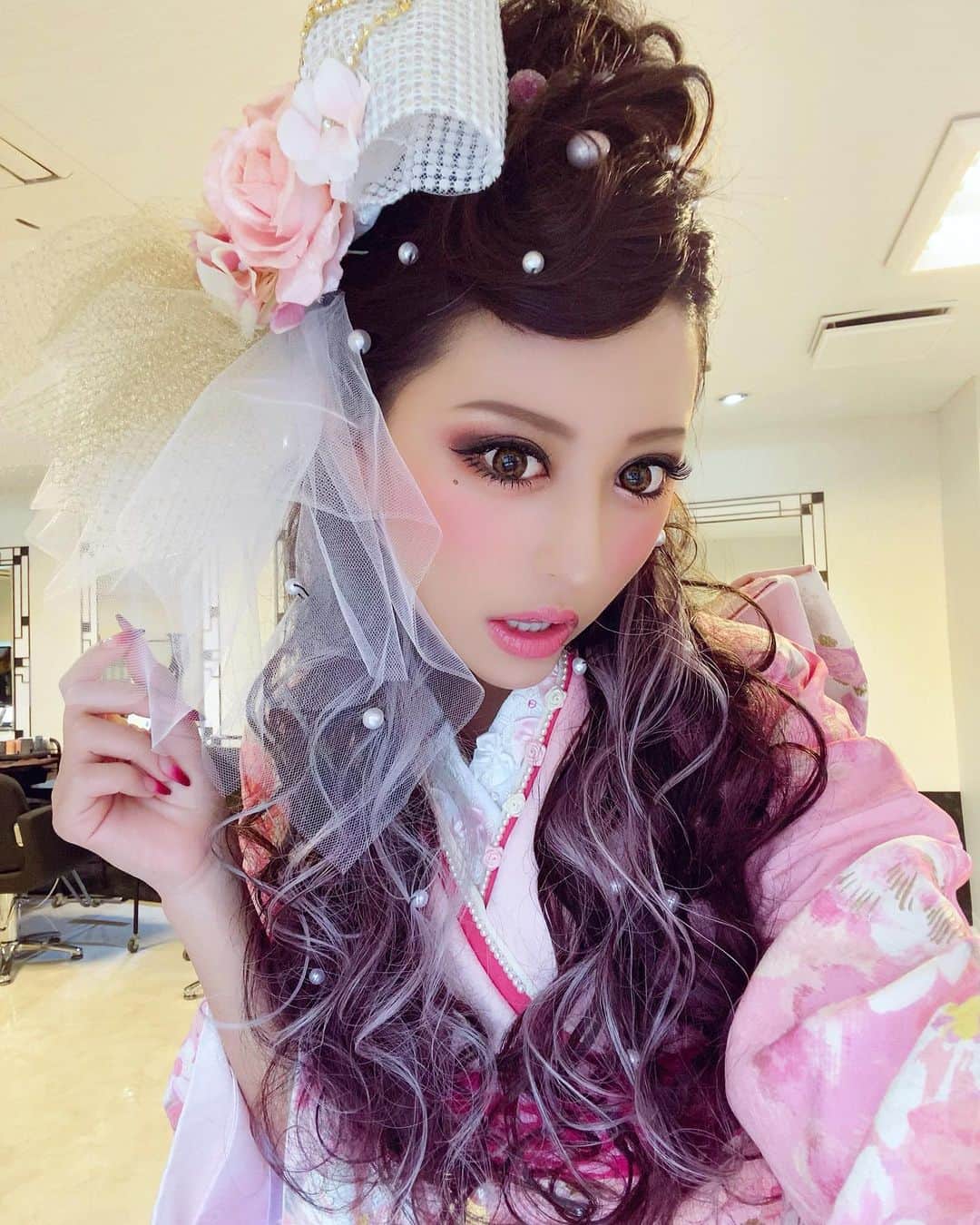 華さんのインスタグラム写真 華instagram おまたせ 笑 やっぱり成人式はどーーーーうしても ギャル盛りしたくてしたくて ノリで成人式２回しました Wwwww 本当は 撮影でも沢山ギャル系着たし 皆んな見飽きてるかな とか思ってたんやけど