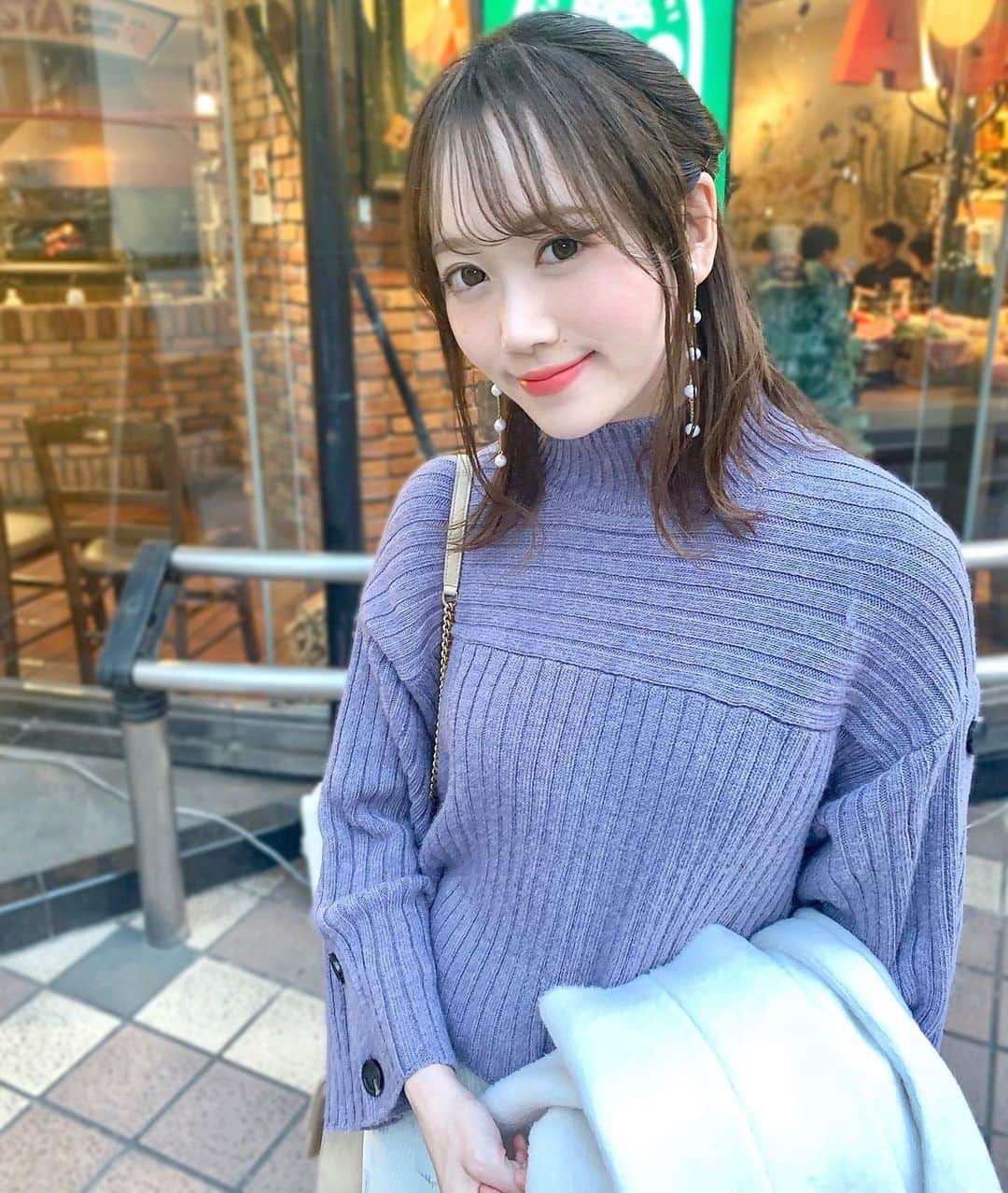 のインスタグラム：「3連休の最終日は旦那が👶を見てくれるとの事で、久しぶりにのんびり母とお出かけしました🥰💕 ここぞとばかりに好きな服を着て、ちゃんとメイクして、ミニバッグで身軽に😂 こんなの久々すぎてなんか不思議な感覚だった！笑⠀ ⠀ @tadeaya ちゃんプロデュースの @reladya のイヤリングもついにつけれた〜☺️❣️ 存在感があるのにお上品なデザインで、とっても可愛い🥺❤️ 女度あがるぅ〜🤤🤘←⠀ ⠀ ⠀ ⠀ ニットは @mercuryduo_com 💐 全身のコーデもまた載せるね💓 ・ ・ ・ #コーデ#mercuryduo#マーキュリーデュオ#reladya#ysl#yslbag#ママコーデ#mamagirl」