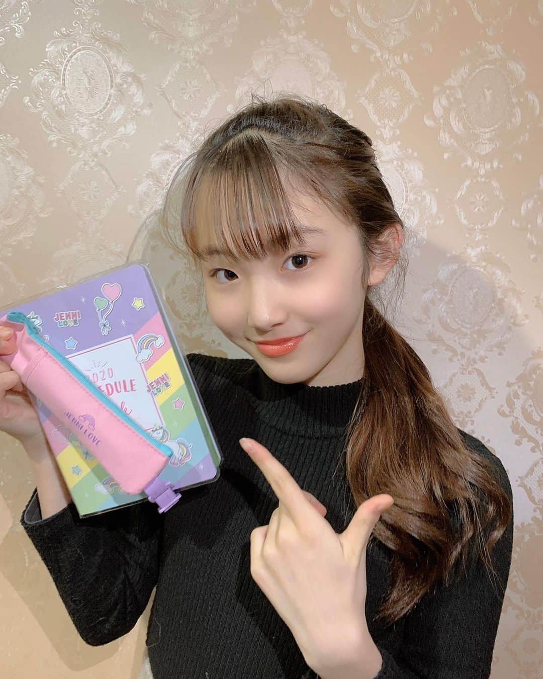 ニコ☆プチのインスタグラム：「💟 #プチモのふろくの使い方 💟﻿ ﻿ ﻿ ﻿ 14人目は、ココ！！！﻿ ﻿ 🐱ココより🐱﻿ ココは、毎日ダンスなどのレッスンスケジュールを書く予定だよー﻿ ペンケースは、レッスンファイルにつけて使ってみたよー。いつも歌詞を書くから、すぐに取り出せて便利だよー😊2020年は可愛い手帳とペンケースで、もっとレッスン頑張れる！﻿ みんなも、自分流に使ってみてねー💜﻿ ﻿ ﻿ #ニコプチ　#ニコプチふろく　#ココ﻿ #プチモ　#ジェニィラブ　#スケジュール帳﻿ #ペンケース　#スケジュール帳の使い方﻿ #手帳タイム　#ニコプチふろくのある生活﻿ ﻿」