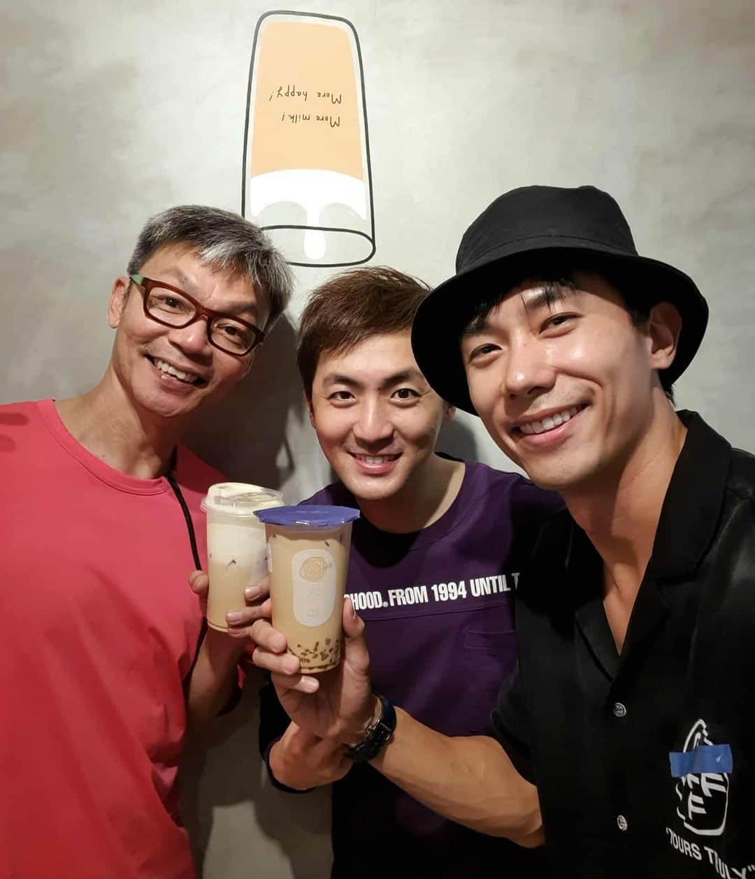 デスモンド・タンさんのインスタグラム写真 - (デスモンド・タンInstagram)「和新加坡Local King @marklee4444 一起来支持好友的新店, Machi Machi! 猜猜老板是谁噢! Swipe left 看看。After tasting the beverage at @machimachi_singapore , now I know why @jaychou loves their drinks.  P.S. @angjunyang love ya bro! 💙  #WinLiaoLor #machimachi」1月14日 20時55分 - thedesmondtan