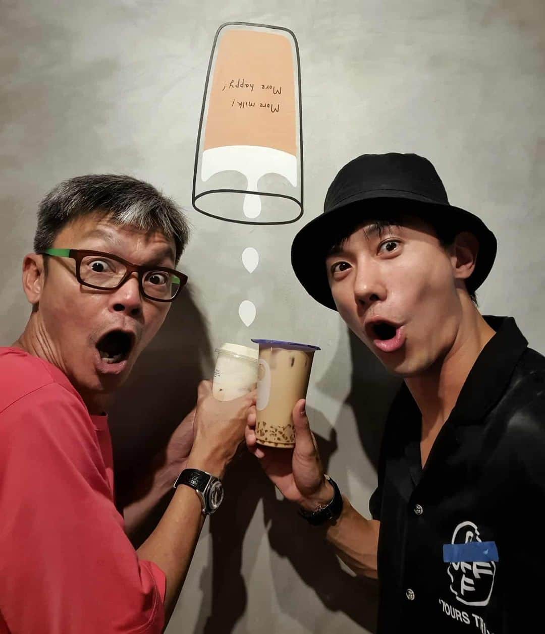 デスモンド・タンのインスタグラム：「和新加坡Local King @marklee4444 一起来支持好友的新店, Machi Machi! 猜猜老板是谁噢! Swipe left 看看。After tasting the beverage at @machimachi_singapore , now I know why @jaychou loves their drinks.  P.S. @angjunyang love ya bro! 💙  #WinLiaoLor #machimachi」