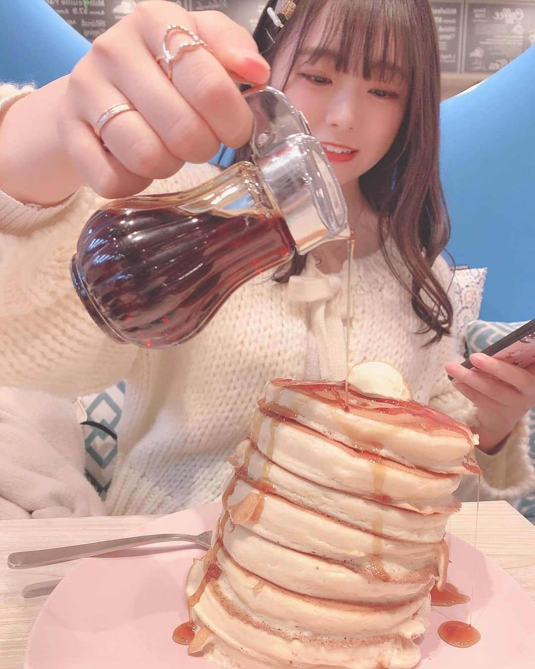 武田智加さんのインスタグラム写真 - (武田智加Instagram)「🥞🥞🥞 . おねちゃんとわけわけした︎︎👭 . 8段パンケーキ😳 ふわっふわだったのっ めっちゃおいしかったあ🐰  @belleville_pancakecafe  @belleville_umeda . #大阪カフェ #梅田カフェ #8段パンケーキ #ミルフィーユパンケーキ #belleville #ベルヴィル #パンケーキ  #姉妹旅行 #大阪旅行 #大阪観光」1月14日 21時01分 - moka0225_hkt