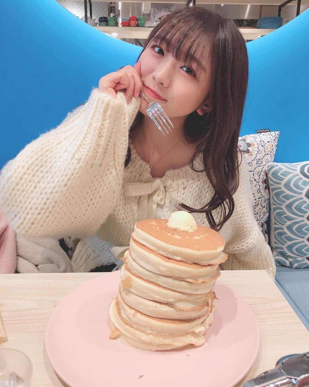 武田智加さんのインスタグラム写真 - (武田智加Instagram)「🥞🥞🥞 . おねちゃんとわけわけした︎︎👭 . 8段パンケーキ😳 ふわっふわだったのっ めっちゃおいしかったあ🐰  @belleville_pancakecafe  @belleville_umeda . #大阪カフェ #梅田カフェ #8段パンケーキ #ミルフィーユパンケーキ #belleville #ベルヴィル #パンケーキ  #姉妹旅行 #大阪旅行 #大阪観光」1月14日 21時01分 - moka0225_hkt