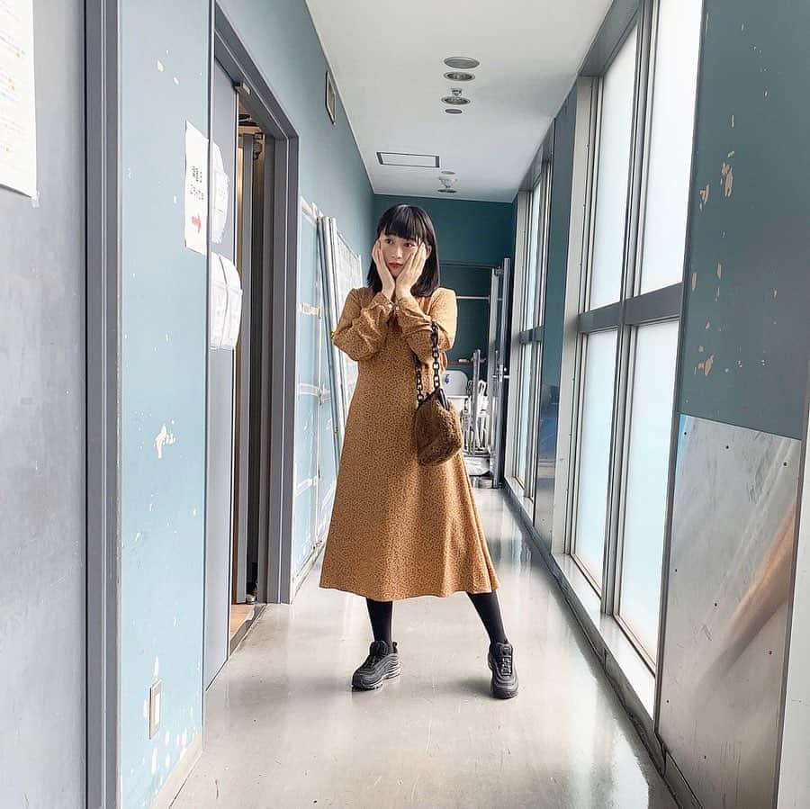 小川暖奈のインスタグラム：「てろん とした生地で、シルエットが綺麗なワンピース🪐 暖かくなったらこれ一枚で どこか出かけたい🦢🦢🦢 @andronlineshop . . 華奢な紐がついてて後ろで結べるからウエストを細く&脚長く見せれるところもポイント🤍 . . 売り切れのものも出てきてるようで、みなさんたくさんゲットして下さり、ありがとうございます！本当嬉しい！！ 着たら見せてね！みなさんが着てるの見たいのよ！🤍🤍 #andR#クラシカルワンピ#コーデ #小川がセレクトしたやつ #目線外しまくり #一つ覚え」
