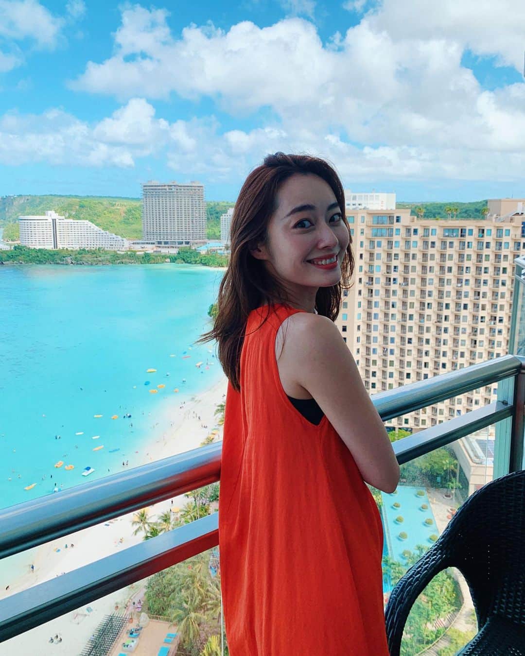 小祝麻里亜のインスタグラム：「今週は週末まで雨模様が続くみたいですね！打って変わってな、南国での写真をあげます😂🏖笑 ． 旦那さんのお弁当の白米を玄米に変え、しばらく玄米で！と言われてるんですが、おすすめの銘柄などあったら是非教えてください🙇‍♀️ ． 玄米については無知すぎてどこの玄米が美味しいかが、わからないです🙄🙄 ． ＿＿＿＿＿＿＿＿ #グアム #グアム旅行 #guamtrip #instaguam #guam #2020travel #facialcare #environ  #셀피#셀스타그램#스타일링 #패션스타그램 #여행기록 #여행일기 #여행스냅 #바다」