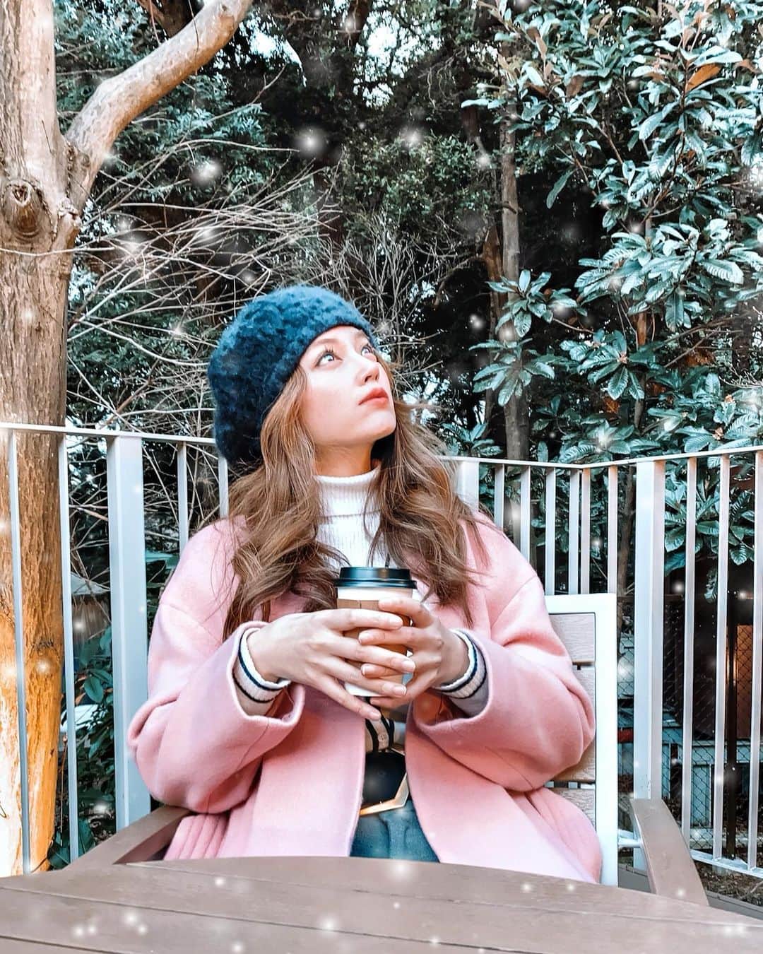 のインスタグラム：「Chilling at a cafe🙂☕️✨ . . 今年は東京は雪は降るのかな〜？ . . . . #神社 #写真部 #shrine #cooljapan #instajapan #明治神宮  #meijishrine #冬コーデ #冬 #lightroom #日常 #インスタグラマー #instagramjapan #ファインダー越しの私の世界 #ファインダー越しの世界 #cafe #cafestagram #cafè #ig_japan #photo_japan #photo_jpn #igersjp #ガーデン #テラスカフェ #インスタ映え #テラス #カフェ #カフェ巡り #帽子 #テラス席」