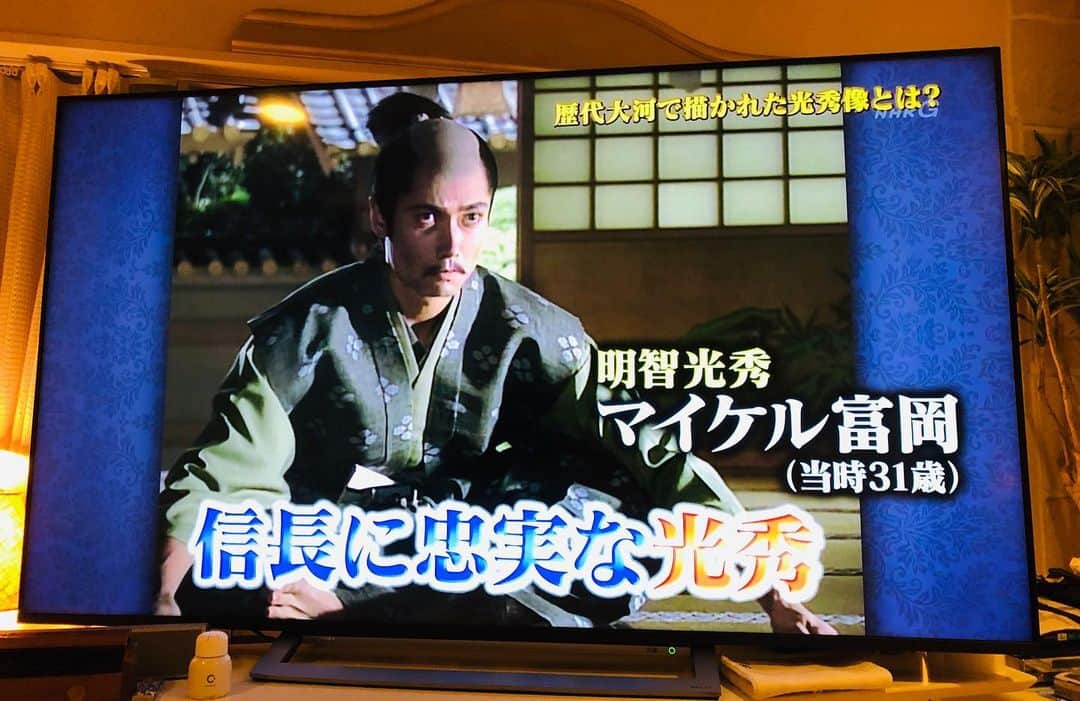 マイケル富岡のインスタグラム：「実に謎めいてる武将 明智光秀をフィーチャーする本年度の大河ドラマ…一体どんな光秀像が描かれるのか…☆1月14日19:30〜 NHK『麒麟がくる まで待てない！戦国大河ドラマ名場面スペシャル』より…若っ！#nhk #大河ドラマ #信長 #kingofzipangu #1992 #明智光秀 #謎の武将 #マイケル富岡 #俳優 #タレント #麒麟がくる #actor #actorslife #shooting #love」