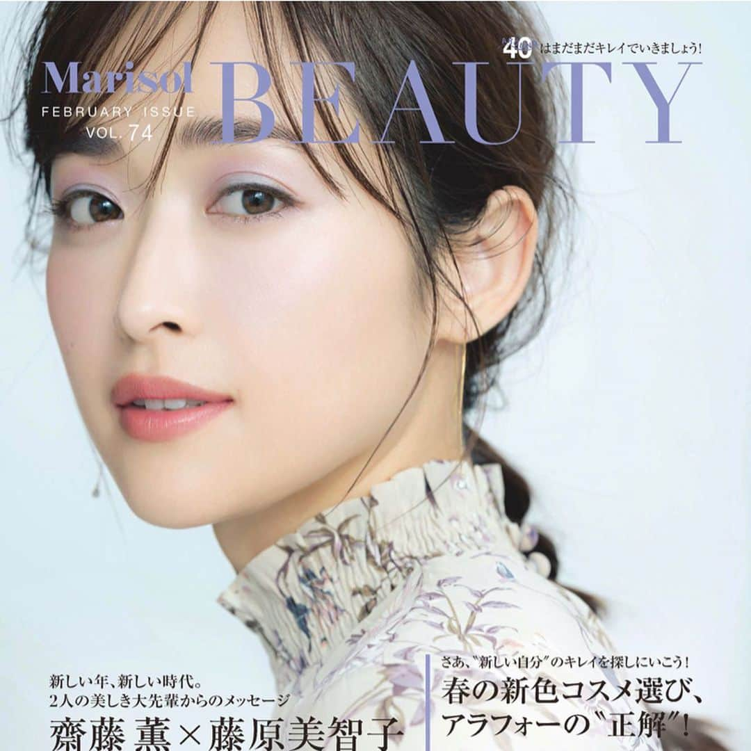 長井かおりさんのインスタグラム写真 - (長井かおりInstagram)「発売中の﻿  @marisolmagazine  2月号では！﻿ 春新作コスメを使った大人メイクを﻿ 提案しています🎀﻿ 最旬の春コスメが大集合しているので、﻿ ワクワクの誌面ですよ！﻿ もちろん、どなたでも確実にできる＆似合う﻿ テクニックですので、ご安心を💋﻿ ﻿ また、先日ご結婚された﻿  @saki_toyoba ちゃんの連載でも、﻿ 春メイク提案しています💓﻿ ﻿ #マリソル #marisolmagazine  #マリソル2月号 #マリソルビューティー #春新色 #春の新作コスメ #春コスメ #春メイク #大人のカラーメイク #カラーメイク #樋場早紀 ちゃん #結婚おめでとう 、」1月14日 21時07分 - kaorimake