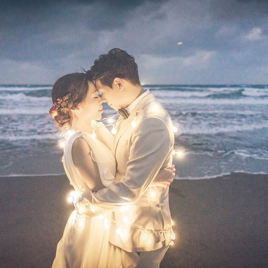 のインスタグラム：「ロマンチックで素敵なウェディングフォト9選✨ . . ➸➸➸➸➸➸➸💒➸➸➸➸➸➸➸ 本当の料金がわかる✨ ウェディングニュース式場検索 👰 . アプリ： @weddingnews_editor web版： @weddingnews_concierge ➸➸➸➸➸➸➸➸➸➸➸➸➸➸➸➸ . . こちらのお写真は @wooya_snap さんからリグラムさせていただきました🌟ありがとうございました😊✨ 고마웠습니다✨ . .  wooya_snapさんの撮る #ウェディングフォト はどれもロマンチックで、うっとりしちゃうほど素敵なんです☺️💕 . カバーはふたりの身体を包み込むように #フェアリーライト を巻いて撮影されたフォト✨ . ふたりのまわりがキラキラ輝いていて、まるで魔法がかかっているみたい😍💕 . ロマンチックな雰囲気にうっとり💕真似したくなるフォトです💕 . ⚠️ とっても素敵なフォトですが、同じように撮る場合は安全面を考慮し、必ずLEDライトを使用してください😊❣️ . LEDライトでも100%安全というわけではなく、若干の発熱があるので . ☑︎燃えやすいものを近くに置かない ☑︎水に濡らさない ☑︎コードの切れや絡まりを確認 など常識の範囲内で安全に使ってくださいね✨ . ほかのフォトも素敵なので、ぜひスワイプ👉🏻してみてくださいね♩ . . . ＼📷投稿お待ちしています／ . 花嫁はもちろん、業者さんも大歓迎✨ アナタのお写真をご紹介してもOKという方は、ぜひ #ウェディングニュース にお写真を投稿してください💕 . . ⬇︎関連アカウント⬇︎ . 🕊メインアカウント 【 @weddingnews_editor 】 . 💒インスタグラムで式場探し 【 @weddingnews_concierge 】 . 👰花嫁から式場探し 【 @weddingnews_brides 】 . . その他、編集部からの連絡専用 @weddingnews_contact や、スタッフ個人の連絡用として @WN_xxxx（xxxは個人名）があります💕 . . …………………………… ❤️ウェディングニュースとは？ …………………………… . 花嫁のリアルな”声”から生まれた、花嫁支持率No1✨スマホアプリです📱💕 . . 🌸知りたい… #結婚式準備 に役立つ記事を毎日150件配信中♩ . 🌸見たい… インスタの #ウェディング 系投稿TOP100が毎日チェックできる＊IG画像の複数ワード検索も可♩ . 🌸叶えたい… 式場をはじめとした  #結婚式 関連の予約サイトが大集合♩ . 🌸伝えたい… 自分の結婚式レポ『マイレポ』が簡単に作れる♩卒花嫁のレポが読める♩ . . @weddingnews_editor のURLからDLしてね✨ . . . #プレ花嫁 #結婚  #花嫁 #ウエディング  #プレ花嫁準備 #2020秋婚 #フォトウェディング #前撮り #後撮り #ロケーションフォト #韓国前撮り #新郎新婦 #ハネムーン #新婚旅行 #2020春婚 #リゾ婚 #プレ花嫁さんと繋がりたい #ハワイ挙式 #海外挙式 #カップルフォト #カップル  #ウェディングドレス #weddingphotography」