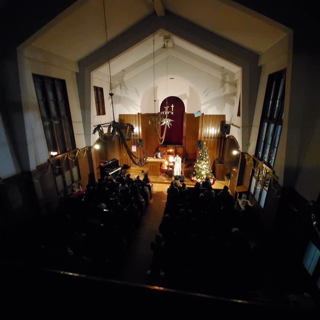 坂本美雨さんのインスタグラム写真 - (坂本美雨Instagram)「12月に行った、クラヴィコードの内田輝さん @baroquevoice とのデュオ、東北3デイズの公演はとても実り多く、すぐに投稿できずにいたけれど、振り返り。  三度目の盛岡 内丸教会。 ただいま、と思える、とてもあたたかい教会。  クラヴィコードと声のデュオは特殊なので、みな戸惑うのでは…と思っていたけれど、集中して聴いてくださっている表情にじーんときていました。空調を止めるほどとても静かな音楽だったのに、子どもたちも静かに聴いているうちにすやすやと…。かわいすぎた。 遅くなってしまったけれど、ありがとうございました。 （つづく！）」1月14日 21時12分 - miu_sakamoto