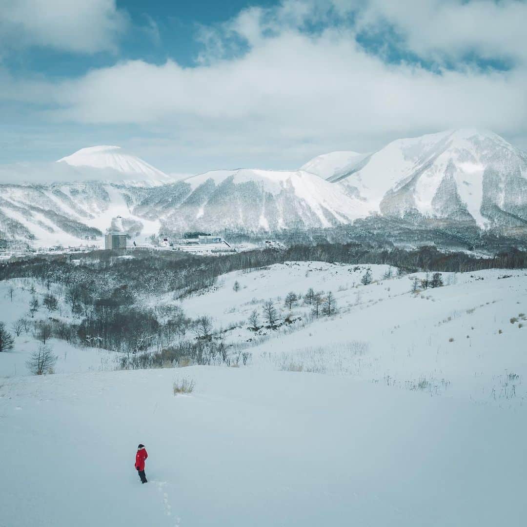 wacameraのインスタグラム：「White magical wonderland 📍Hokkaido Rusutsu . 留寿都にてドローン撮影をしてきました(*ˊᵕˋ*) スノーモービルでこの何もない畑まで連れてきてもらったのです☺️ . . .奥の左側に見える富士山によく似た山は、羊蹄山。蝦夷富士とも呼ばれていてなかなか顔を見せてくれなかったけど、この時やっと少しみれました。 . . 世代なので仕方ないのですが、真っ白な世界に来ると、どうしても脳内の広瀬香美が暴れ出す昭和人間です❄️ゲッダン！ . . @westinrusutsu @rusutsuresort_official」
