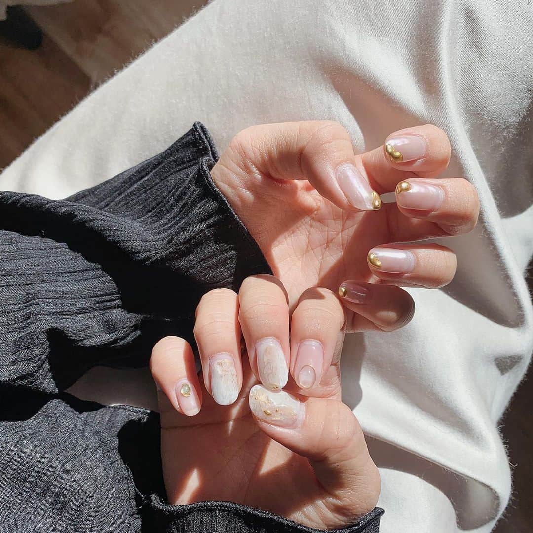 小川陽香のインスタグラム：「今のネイル💅🏻 もー、めっちゃお気に入り！！ 左手の先端ぷっくりずっとやりたかった🥺 つやつや感もかわいい～♡ ㅤ ほんでやっぱり白系が好きね🤍🤍 ㅤ #nail #newnail #ネイル #ジェルネイル #ちぐはぐネイル #네일」