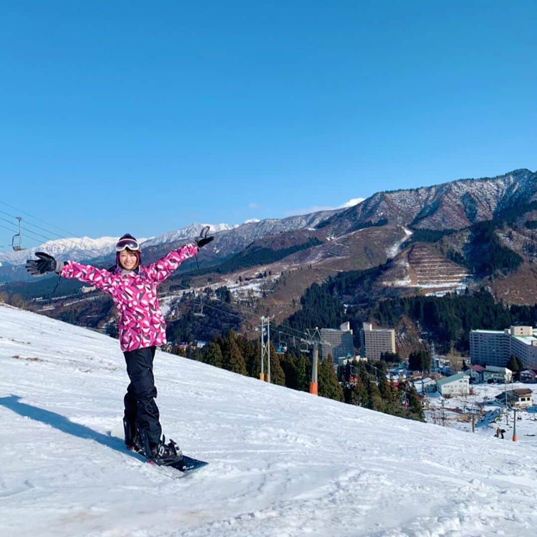 のインスタグラム：「先日のオフは 寝ずに起きて雪山🏔へ！！ なんだかんだで毎年行っておりますの🏂  今年はあと数回行きますの(^.^) #スノボ #ウィンタースポーツ #筋肉痛」