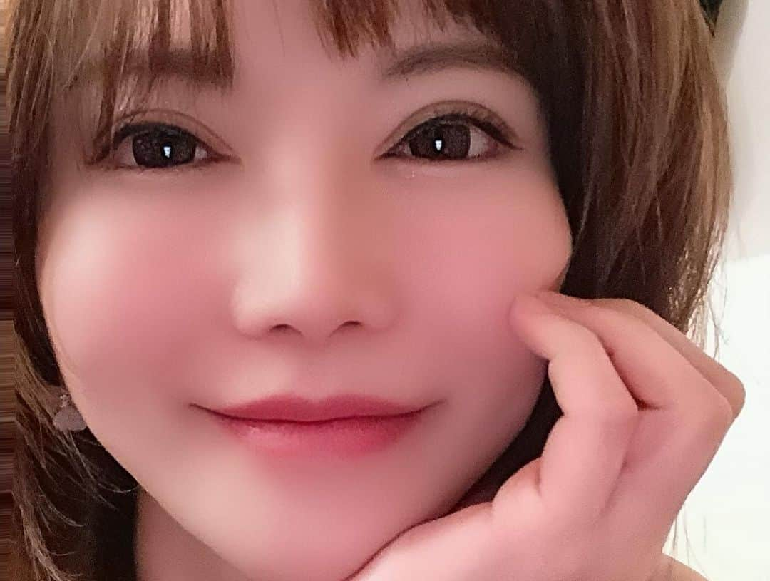 里美ゆりあさんのインスタグラム写真 - (里美ゆりあInstagram)「昨日坊主だった私に有難く頂いたカワハギを早速お刺身に\( ¨̮ )/ 一緒に行った仲間の方の賞品のカワハギ春巻きも頂いたので早速肝醤油付けて食べてみたら#絶品 ！！ #サザエ　も焼いて中身出したらグロ過ぎて少ししか食べれなかった💦 写真撮ったけどグロいから載せるのやめます笑 せっかく頂いたのに申し訳ない😅 って事で最後はゆりあのドアップ写真で( * ॑˘ ॑* ) ⁾⁾ #カワハギ #春巻き #壷焼き #肝」1月14日 21時27分 - satomiyuria