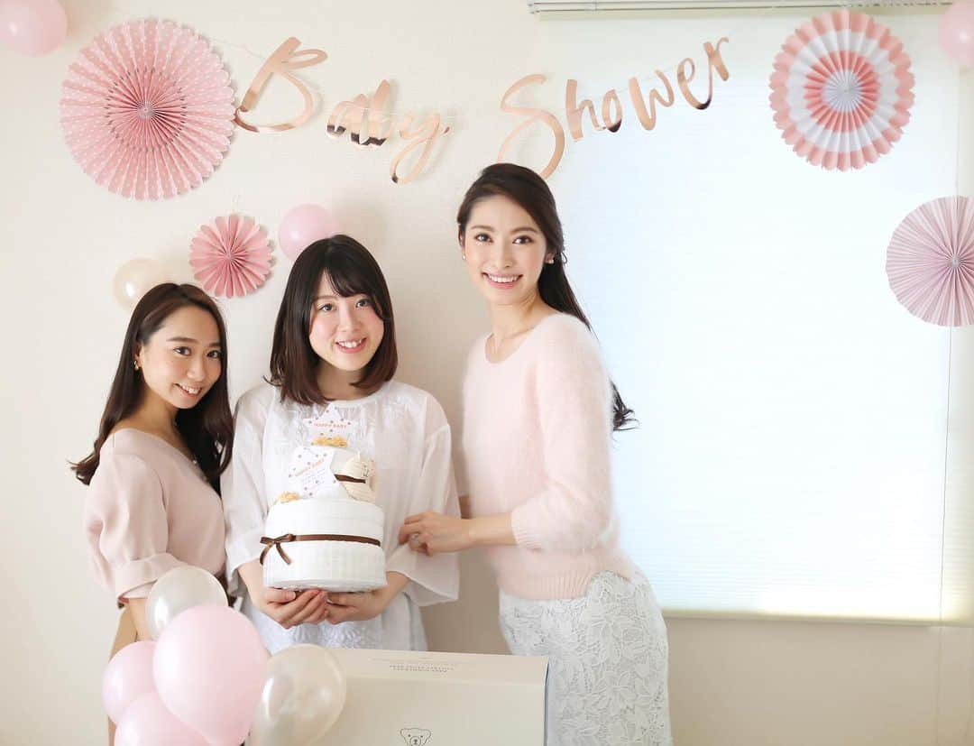 大黒由貴さんのインスタグラム写真 - (大黒由貴Instagram)「ㅤㅤㅤㅤㅤㅤㅤㅤㅤㅤㅤㅤㅤ ㅤㅤㅤㅤㅤㅤㅤㅤㅤㅤㅤㅤㅤ 大好きなAYAの#babyshower をやりました🎂✨ 元気でかわいい赤ちゃんの誕生が 今から楽しみです👶❤️ㅤㅤㅤㅤㅤㅤㅤㅤㅤㅤㅤㅤㅤ  服は主役が白で、私たちはピンクで合わせた☺️ 何年か前の#apuweiserriche の💡 最近またアプワイザー系が好きになってる笑笑 ㅤㅤㅤㅤㅤㅤㅤㅤㅤㅤㅤㅤㅤ #ベビーシャワー#bestie#girlstalk#おむつケーキ#seisengirls#カメラ女子#sigma35mmart#party#アプワイザー リッシェ」1月14日 21時28分 - yukichangram_