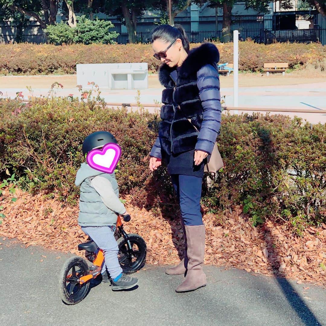 浅見帆帆子さんのインスタグラム写真 - (浅見帆帆子Instagram)「息子が乗り物に乗り始めて、公園内を走り回っています、、、私が！ もう本当に、、、🤪🤪🤪←これくらい疲れますが、いい運動です😙笑  #浅見帆帆子　#公園スタイル　#公園を走り回る　#疲れる」1月14日 21時28分 - hohokoasami