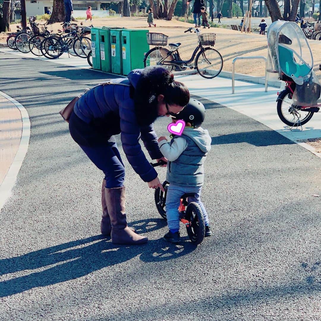浅見帆帆子さんのインスタグラム写真 - (浅見帆帆子Instagram)「息子が乗り物に乗り始めて、公園内を走り回っています、、、私が！ もう本当に、、、🤪🤪🤪←これくらい疲れますが、いい運動です😙笑  #浅見帆帆子　#公園スタイル　#公園を走り回る　#疲れる」1月14日 21時28分 - hohokoasami