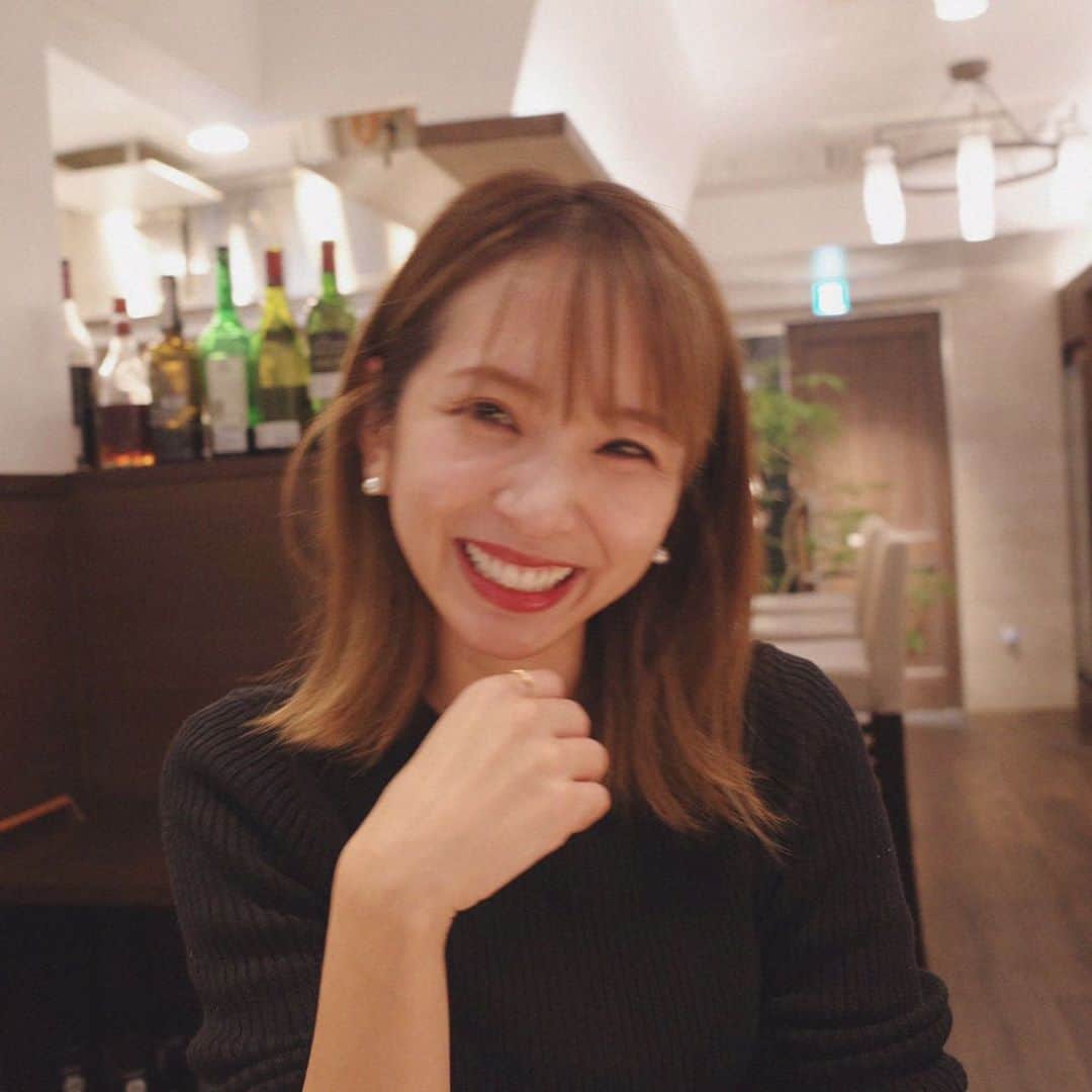 福長優のインスタグラム：「♡ 笑いすぎて（涙でちゃうタイプ） 集合30分でメイク消えた。  次はメイク道具一式持って行こうと 決めた夜🥂💫 最高に楽しかった💓 ☺︎ #親友ディナー #笑いすぎて腹筋崩壊 #いつもなの #最高なのよ#ほんとに」