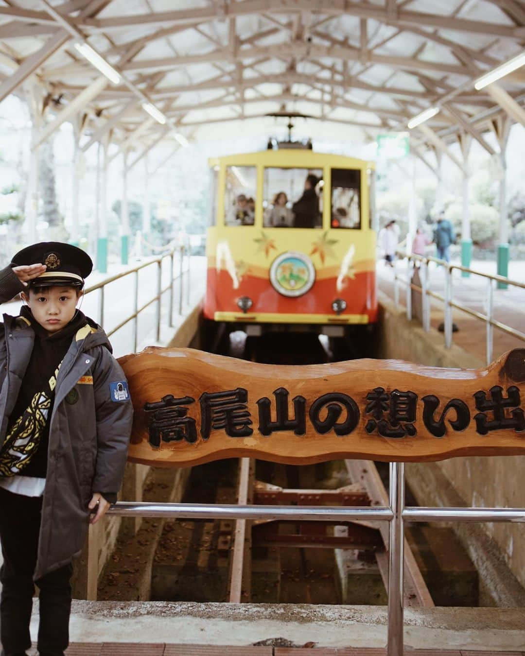 喜田彩子さんのインスタグラム写真 - (喜田彩子Instagram)「﻿ ﻿ 息子が乗りたかった 高尾山鉄道 高尾山ケーブル﻿ ﻿ 1927年に開業し、現在の車両は2008年から使われている4代目！﻿ 緑と赤の2台が走っており、それぞれ『あおば』『もみじ』という愛称が先代から引き継がれているそうです🍁﻿ ﻿ ケーブルカーの線路では日本一の急勾配だけあって、踏ん張らないと転がりそう🚃﻿ ﻿ きっと...いや、確実に！紅葉の季節はすんごい人なんだろうけど、高尾山ケーブルから見える “鮮やかな紅葉と線路” の景色を撮りに行きたいなぁ🛤✨﻿ #カメラ小僧﻿ ﻿ ﻿ ﻿ @tamahatsu_official ﻿ #多摩の魅力発信プロジェクト﻿ #高尾山 #たま発 #高尾山登山 #高尾山山頂 #高尾山頂 #高尾山ケーブル #登山 #高尾山グルメ #高尾山薬王院 #高尾山そば #高尾山だんご #takaosan #家族 #休日 #お出かけ#tamahatsu #PR #SL #holiday #family﻿ ﻿」1月14日 21時30分 - ayacokida