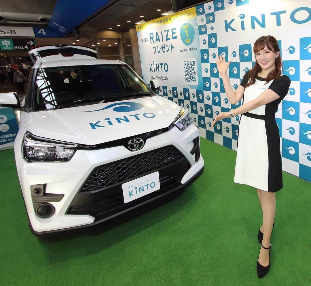 那津あやこのインスタグラム：「東京オートサロン2020、﻿ 沢山の方にKINTOブースに来て頂きました！﻿ ありがとうございました❤️﻿ ﻿ ﻿ 新たにフォローして下さった皆さん、﻿ これから宜しくお願いします😆💕﻿ ﻿ ﻿ ﻿ ﻿ ﻿ ﻿ KINTO(キント)とは…🤔❓﻿ 車のサブスクリプション（定額制）サービスを提供をされている企業様です🌟﻿ ﻿ ﻿ 月々の定額払いで3年にわたり1台のクルマを利用できる「KINTO ONE」と、﻿ ﻿ ﻿ 3年の契約期間中に﻿ 半年ごとに6台のレクサス車に乗ることができる「KINTO SELECT」﻿ ﻿ ﻿ いずれも頭金なしで、﻿ 任意保険や自動車税、登録諸費用、車両メンテナンス費用などはすべて月額に含まれており、﻿ 諸費用・諸経費でわずらわしい思いをしないで済むのが魅力です🚗✨ ﻿ ﻿ ﻿ ﻿ ﻿ ﻿ 那津あやこ #あやや #rq #racequeen #レースクイーン #モデル #タレント #女子アナ #kinto #toyota #tas #オートサロン #tms2020 #幕張メッセ #car #autosalon #smile #raize #cute #model #talent #撮影 #japan #japanesegirl #instagram #photography #followme」