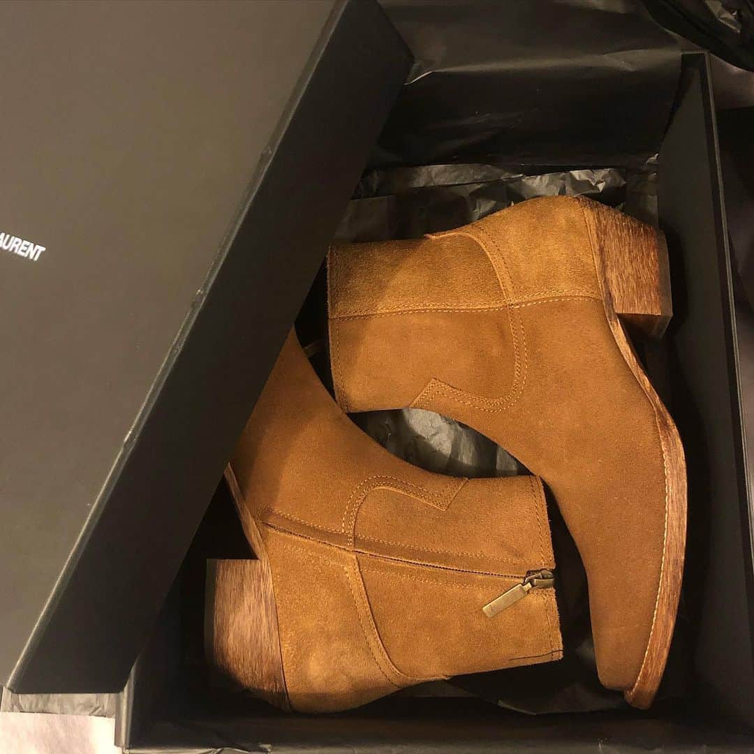 Yuitoのインスタグラム：「ちょっと遅れた念願の🎁✨」