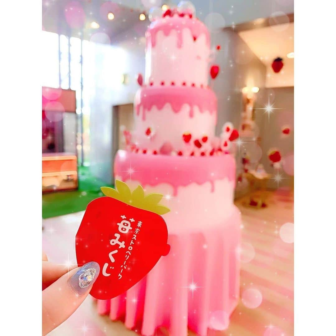 小島みなみさんのインスタグラム写真 - (小島みなみInstagram)「. . #苺みくじ ひいたんだ🍓 . はぁんっ♡ 結果とか関係ないよ🥺 . もう可愛いすぎる🥺❤️ . . ちなみに 大苺 でした♡わーい♡ . . . #大苺ってなんなんだ #でも可愛いからなんでもいい #中身の文章も可愛すぎた #可愛いが止まらない  #tokyostrawberrypark #いちご #いちごのおみくじ #いちご好き #苺 #strawberry #おでかけ #休日 #鶴見駅」1月14日 21時45分 - kojima_minami_373